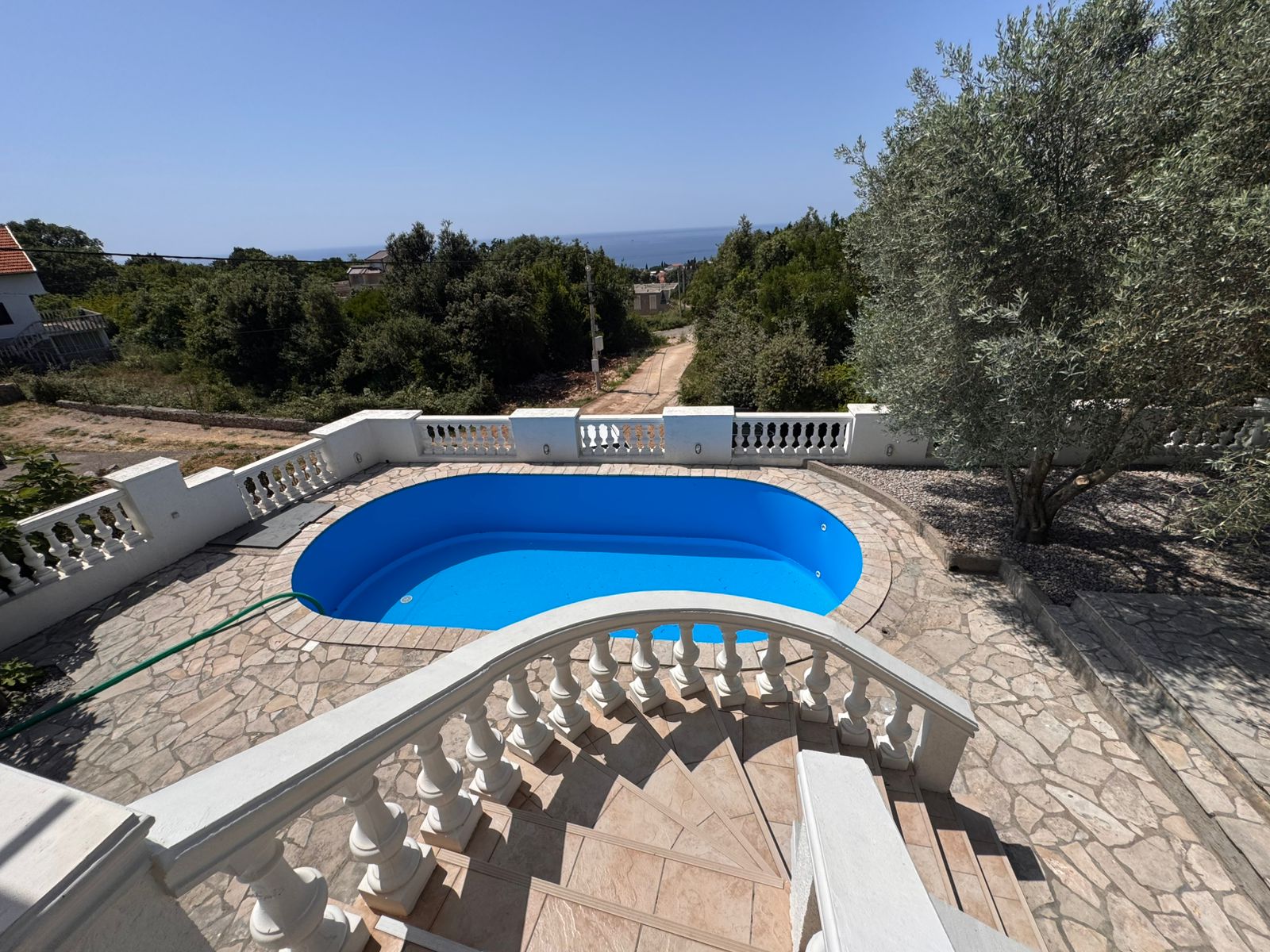 Listings for Sale - Stunning Ulcinj property: tiled stairs, private pool, stone patio & lush gardens. Invest now via immobilien.ekosphere.me by ekosphere doo.
