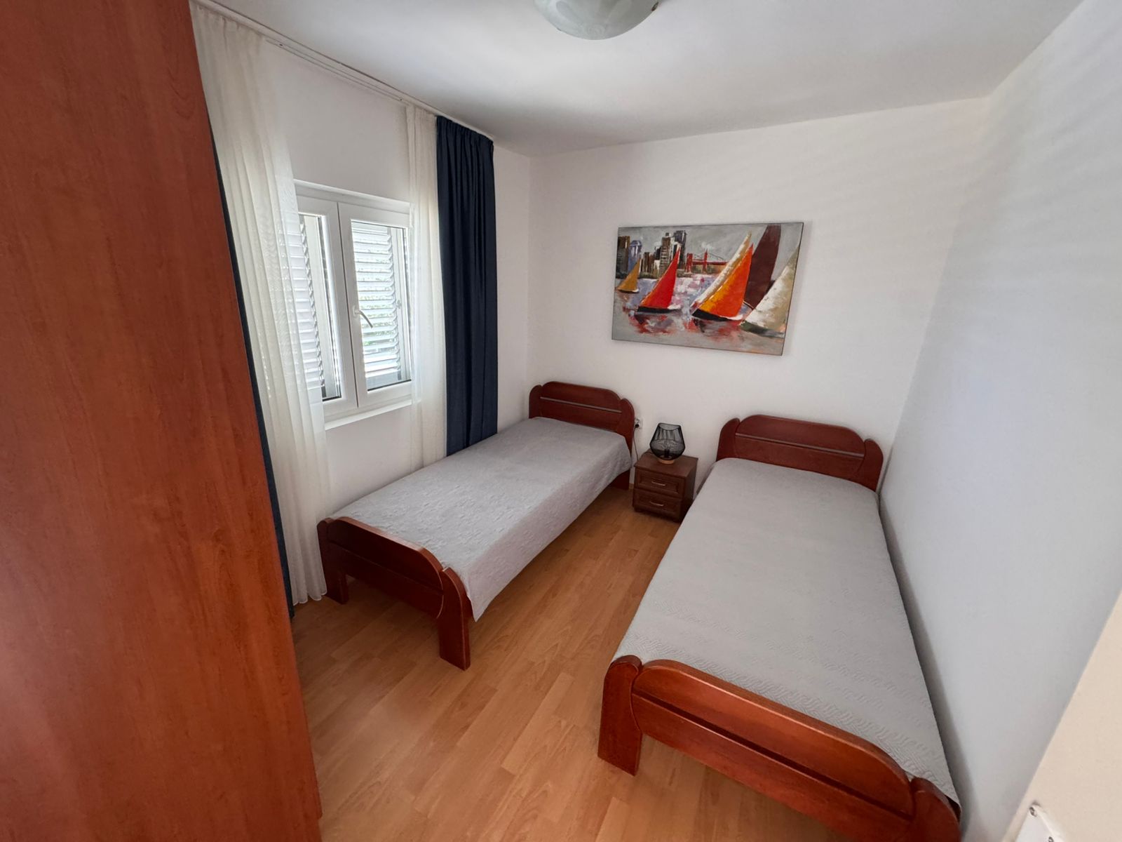 Charming Ulcinj bedroom: two single beds, modern decor, ideal investment. Listed on immobilien.ekosphere.me by ekosphere doo.