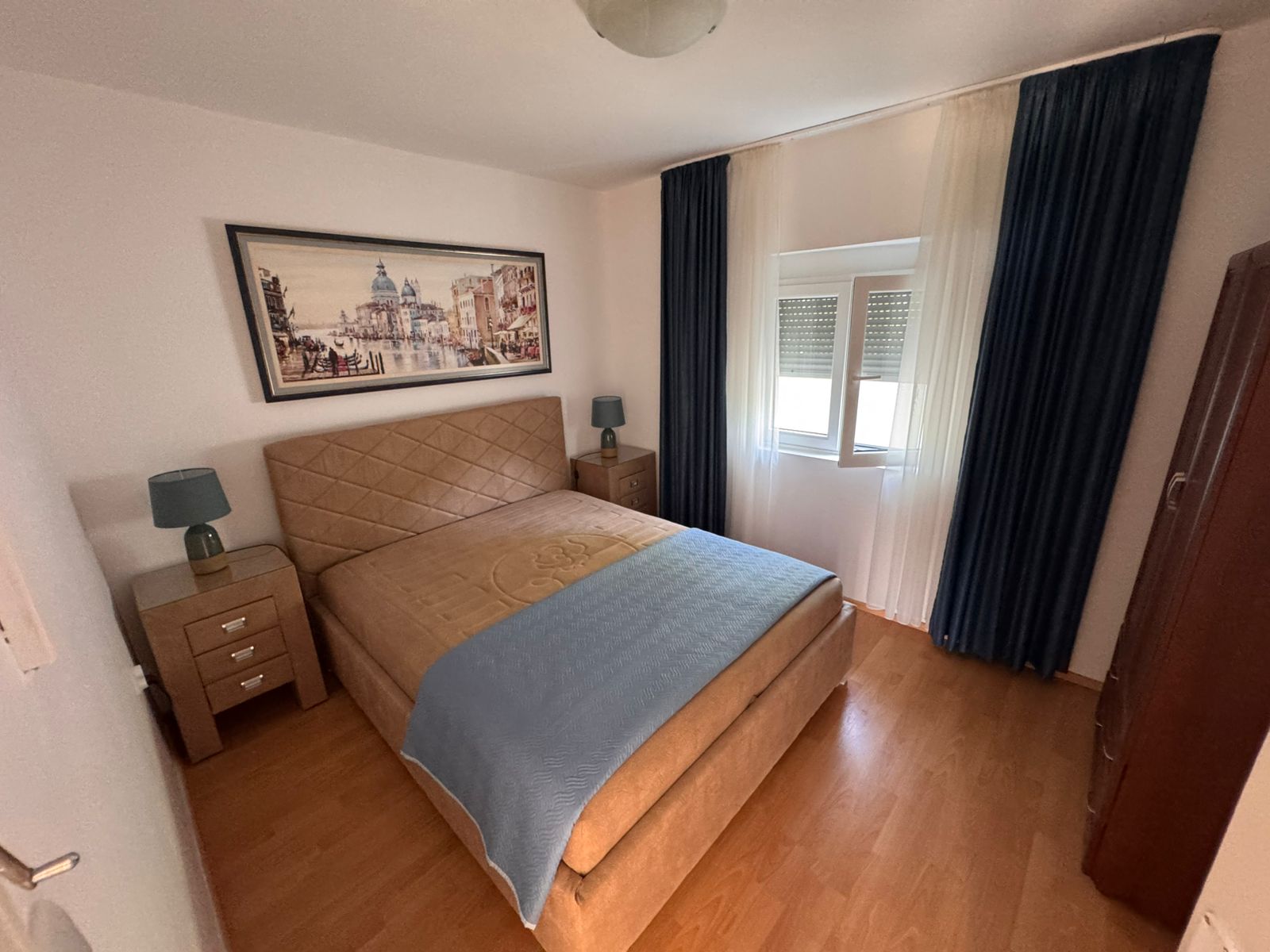 Modern Ulcinj apartment with blue-accented bedroom, wood floors, and quality finishes&mdash;invest via immobilien.ekosphere.me by ekosphere doo.