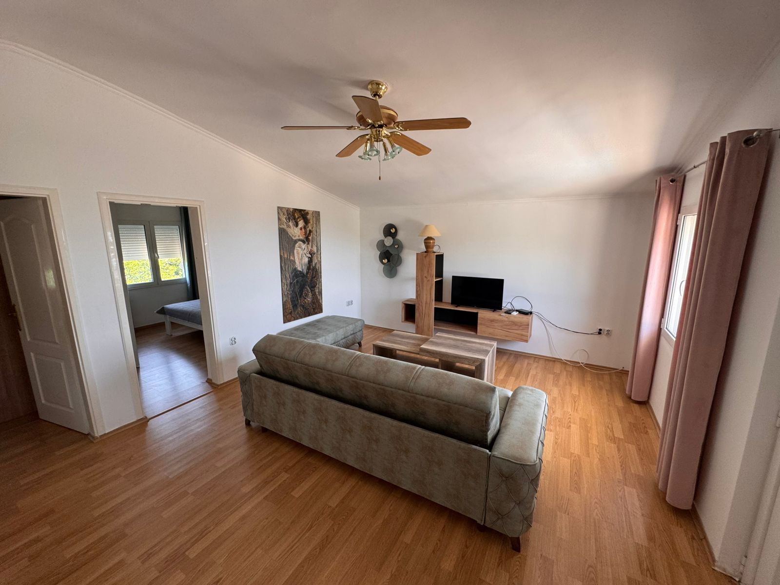 Modern Ulcinj Montenegro property: bright living room, green sofa, wood floors, stylish d&eacute;cor&mdash;exclusive at immobilien.ekosphere.me by ekosphere doo.