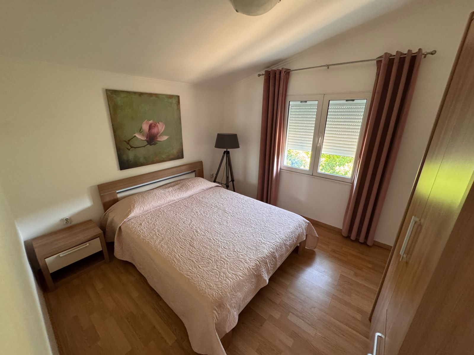 Modern Ulcinj bedroom with double bed, pink accents, stylish decor, ideal investment. See more at immobilien.ekosphere.me by ekosphere doo.