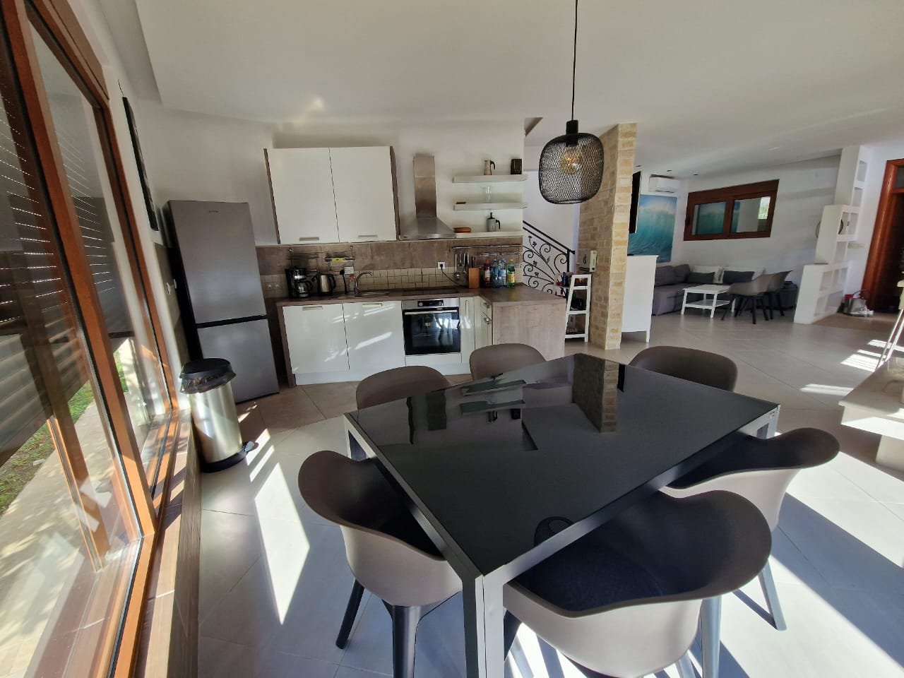 Stunning Ulcinj apartment with modern kitchen, dining, Ekosphere lounge, natural light&mdash;exclusive at immobilien.ekosphere.me.