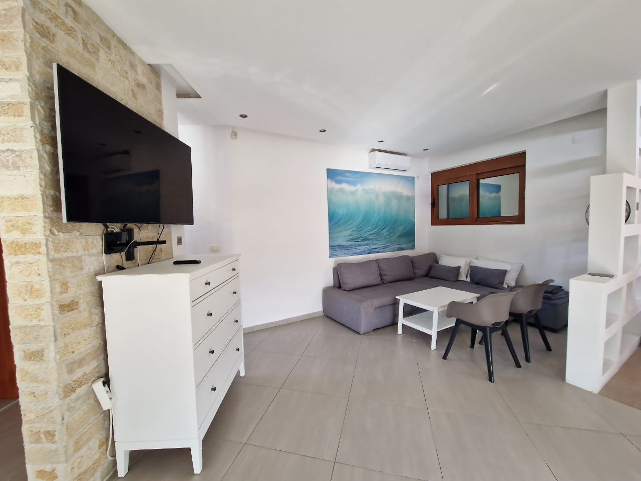 Elegant Ulcinj living room with gray sectional, white accents, and modern art. Ideal investment&mdash;exclusive on immobilien.ekosphere.me by ekosphere doo.