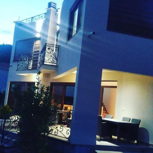 Stunning modern two-story home in Ulcinj, Montenegro&mdash;white exterior, large windows, elegant balconies. Exclusive at immobilien.ekosphere.me by ekosphere doo.