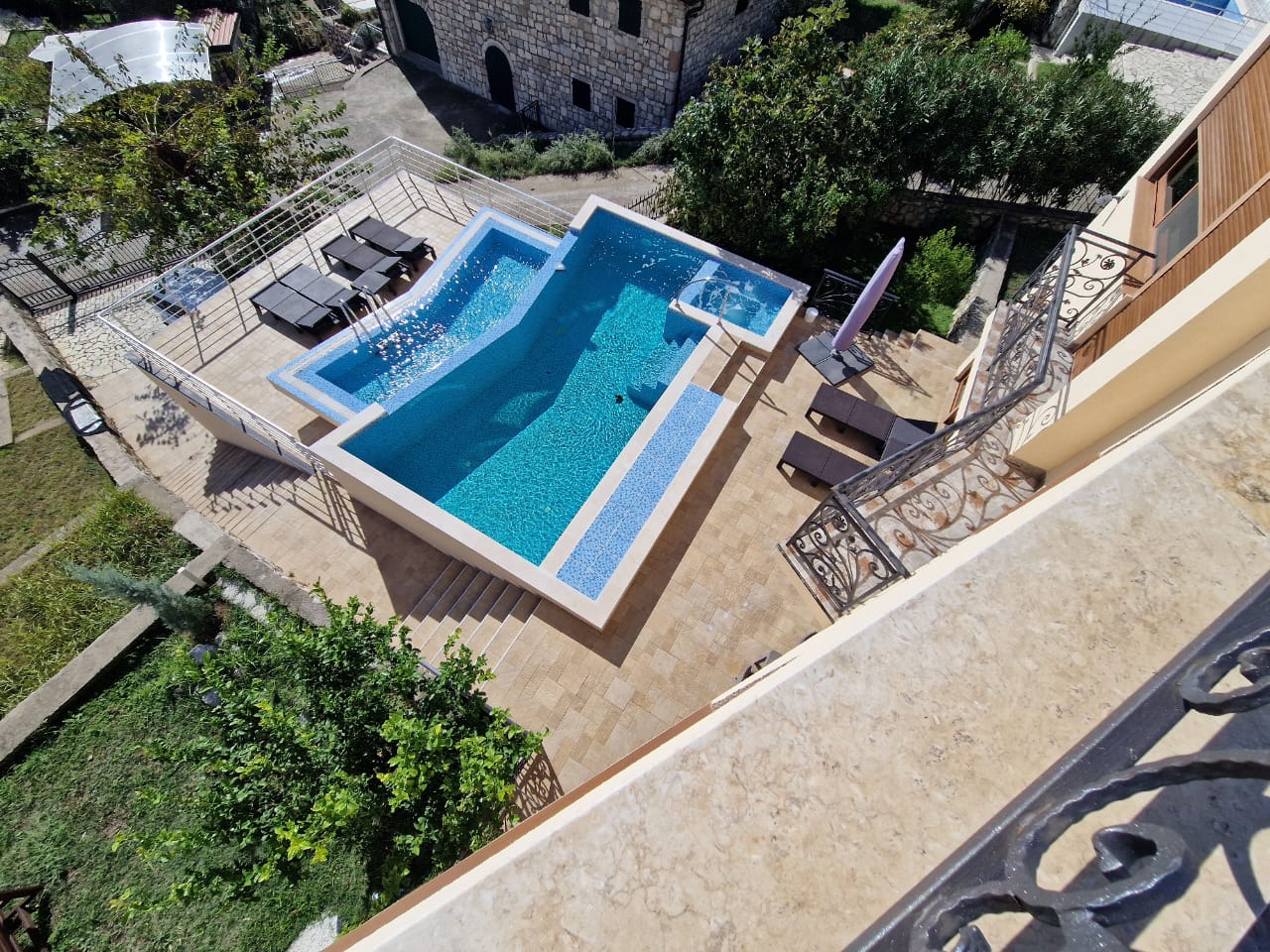 Luxuri&ouml;ser geometrischer Pool mit Whirlpool, Loungebereich und Steinvilla - hochwertige Ulcinj-Immobilien von ekosphere doo auf immobilien.ekosphere.me.