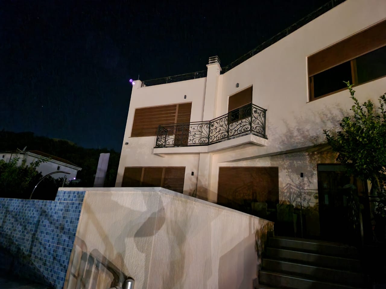 Stunning modern two-story home in Ulcinj, Montenegro&mdash;cream walls, pool, premium railings; exclusive Ekosphere/ immobilien.ekosphere.me.