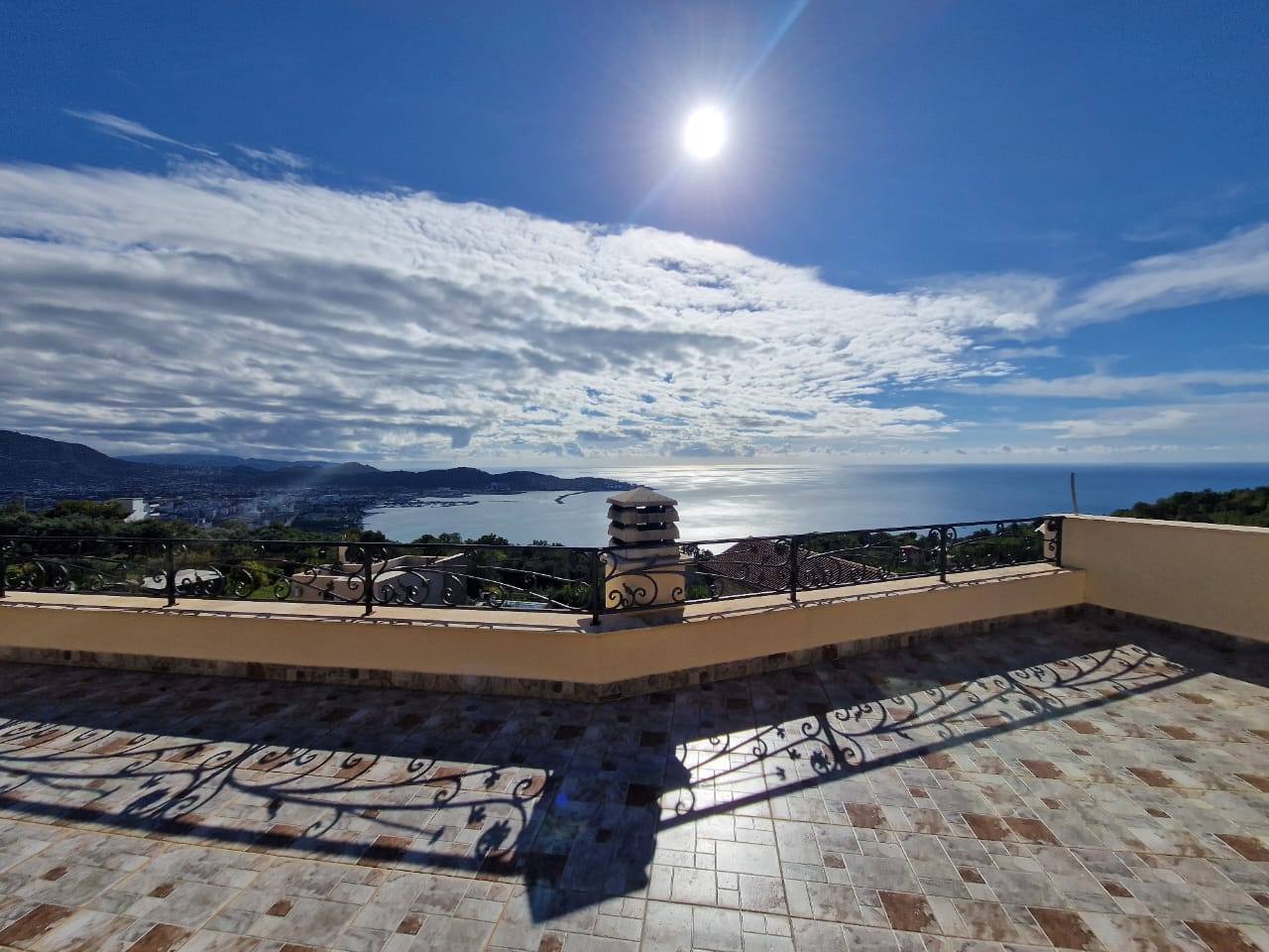 Investieren Sie in Ulcinj - Elegante, sonnendurchflutete Terrasse mit gemusterten Fliesen, kunstvollen Gel&auml;ndern und atemberaubendem Meerblick in Ulcinj &ndash; exklusiv auf immobilien.ekosphere.me von Ekosphere doo.