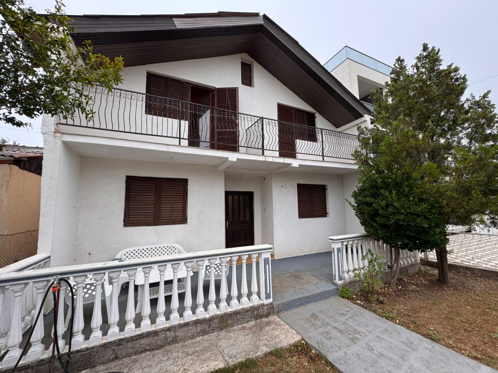 Elegant two-story Ulcinj home with balcony, porch, lush yard&mdash;prime Montenegro real estate at immobilien.ekosphere.me, by ekosphere doo.