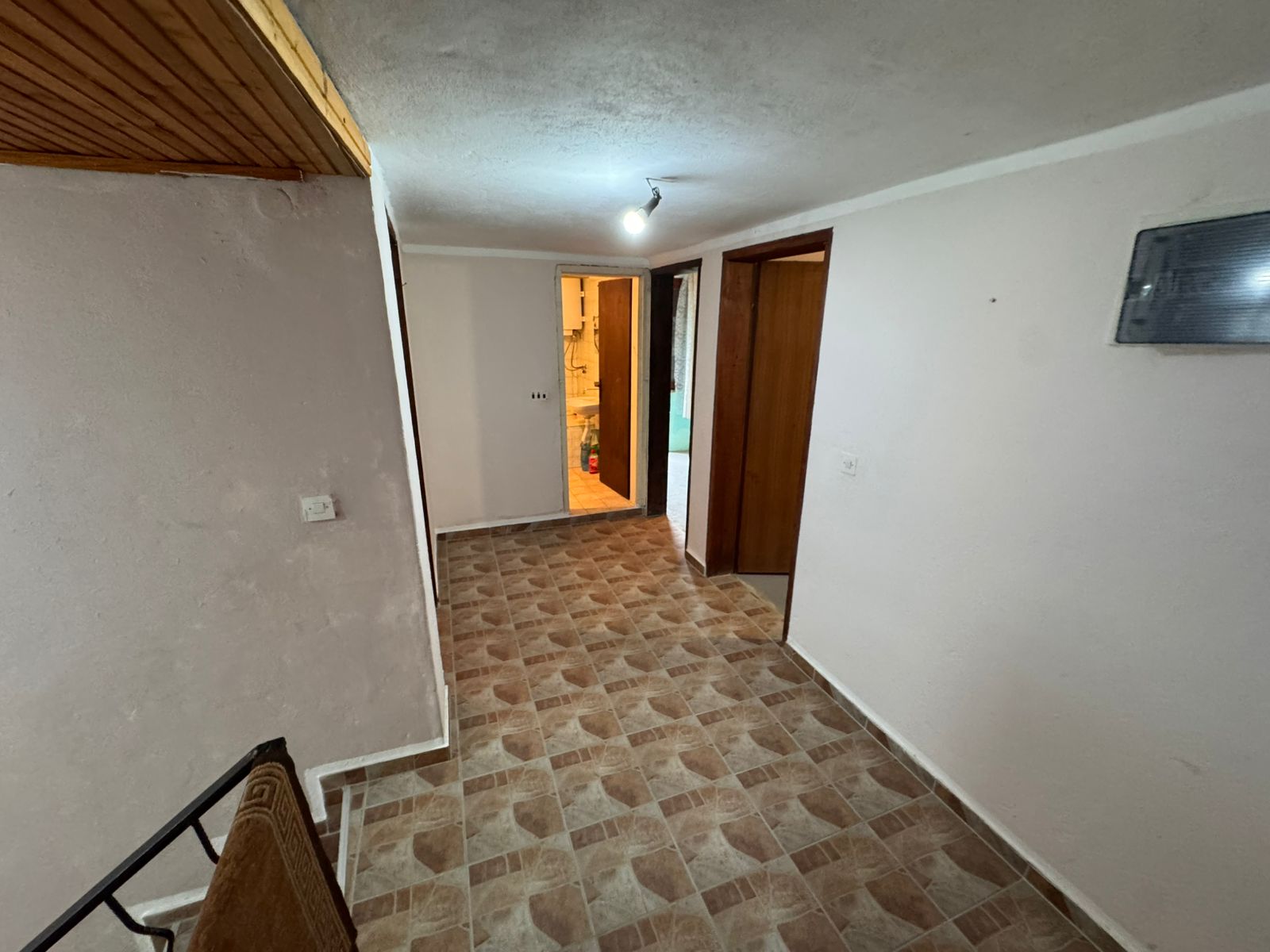 Bright hallway with tiled floors and crisp white walls in Ulcinj. Modern fixtures, bathroom access; exclusive at immobilien.ekosphere.me by ekosphere doo.