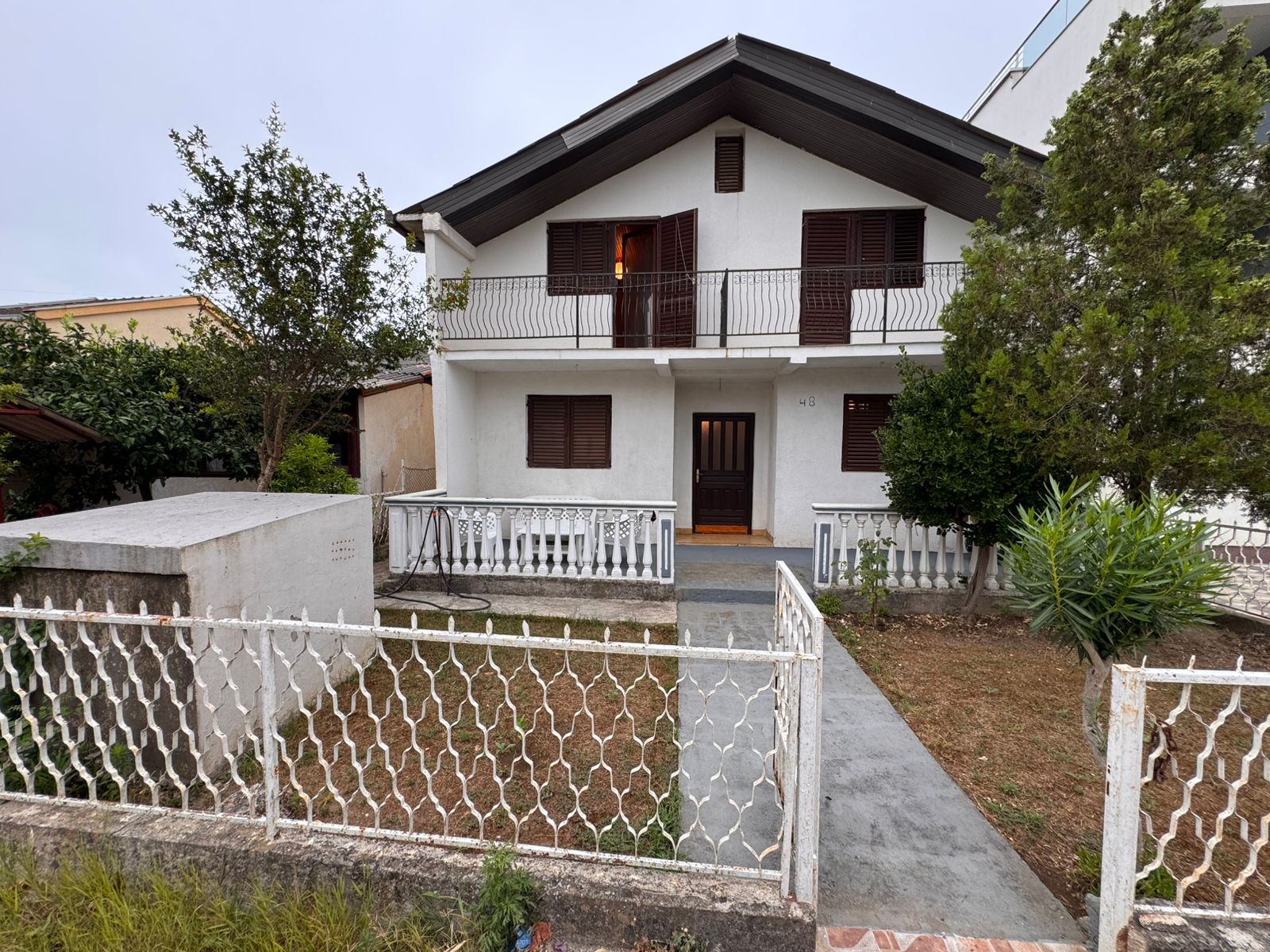 Elegant two-story white house in Ulcinj, Montenegro with balcony, fenced yard&mdash;prime investment on immobilien.ekosphere.me by ekosphere doo.