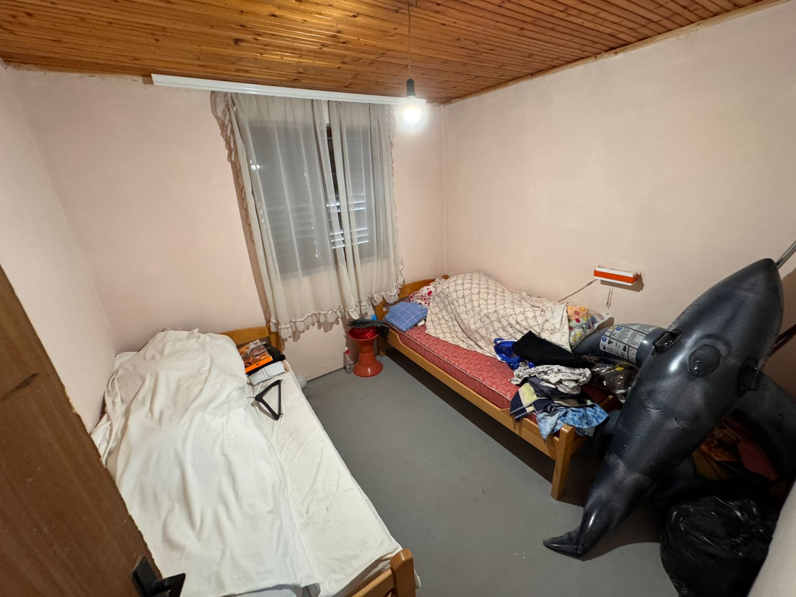 Bright, inviting Ulcinj room with two single beds&mdash;ideal for investments. Explore exclusive listings from Ekosphere on immobilien.ekosphere.me.