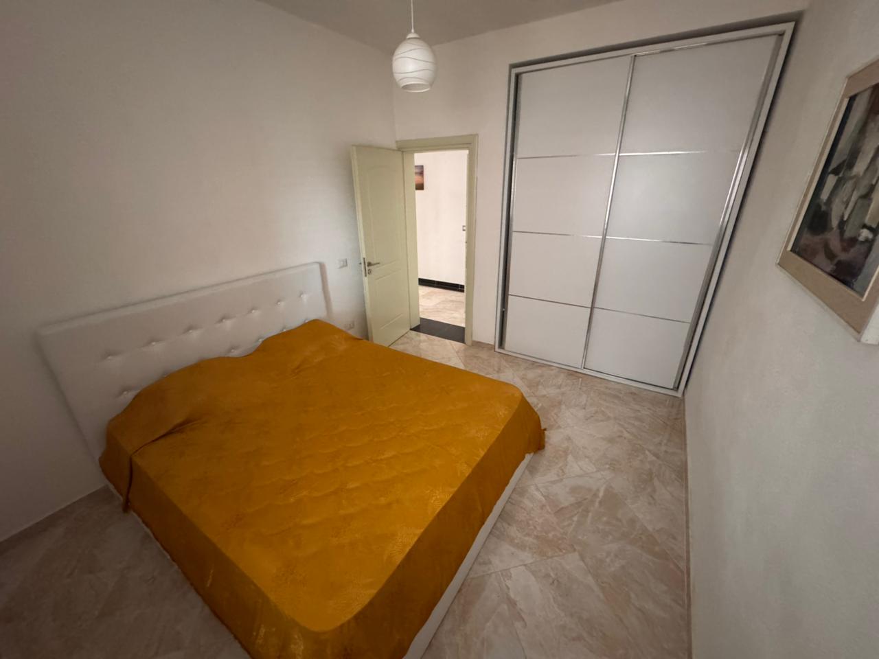 Stylish Ulcinj bedroom with double bed, modern wardrobe, art accents&mdash;exclusive real estate by Ekosphere on immobilien.ekosphere.me.