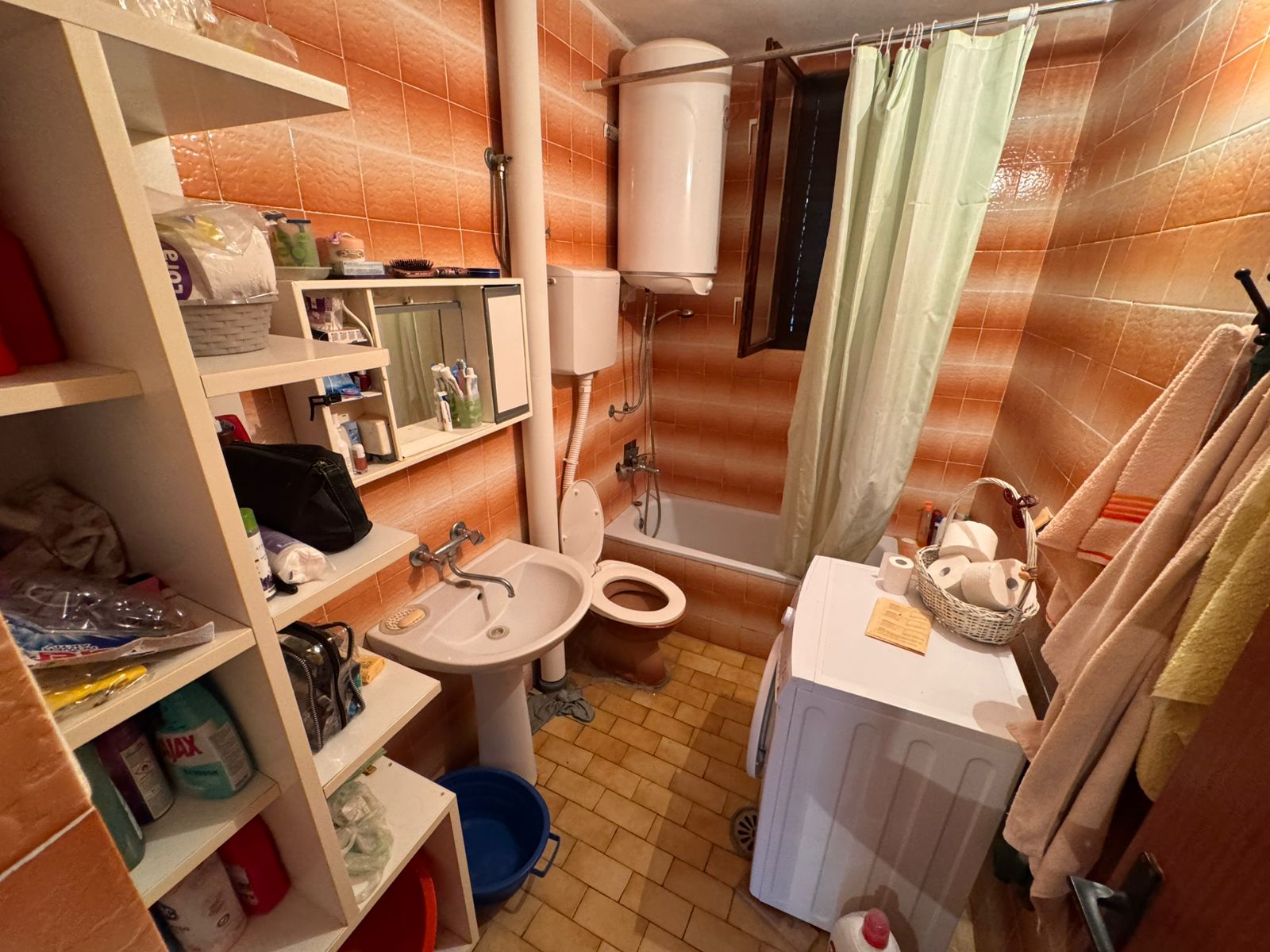 Modern Ulcinj bathroom with patterned tiles, tub, washing machine&mdash;ideal investment. Exclusive to immobilien.ekosphere.me by ekosphere doo.