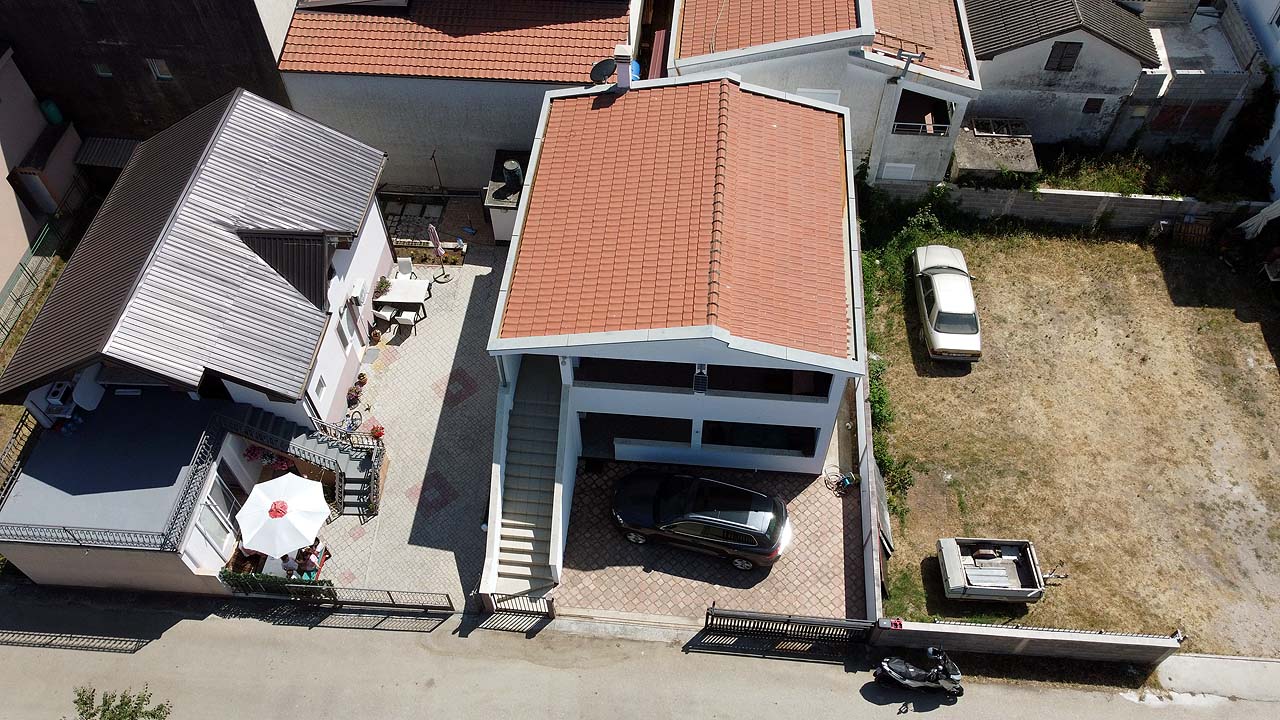 Prime investment opportunity in Ulcinj: two red-roofed homes, outdoor seating, parking, plus large lot&acirc;listed on immobilien.ekosphere.me.