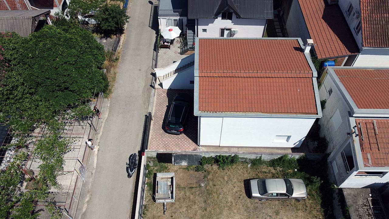 Prime Ulcinj real estate: homes with red-tiled roofs, patios, and private parking&acirc;exclusive listings on immobilien.ekosphere.me by ekosphere doo.