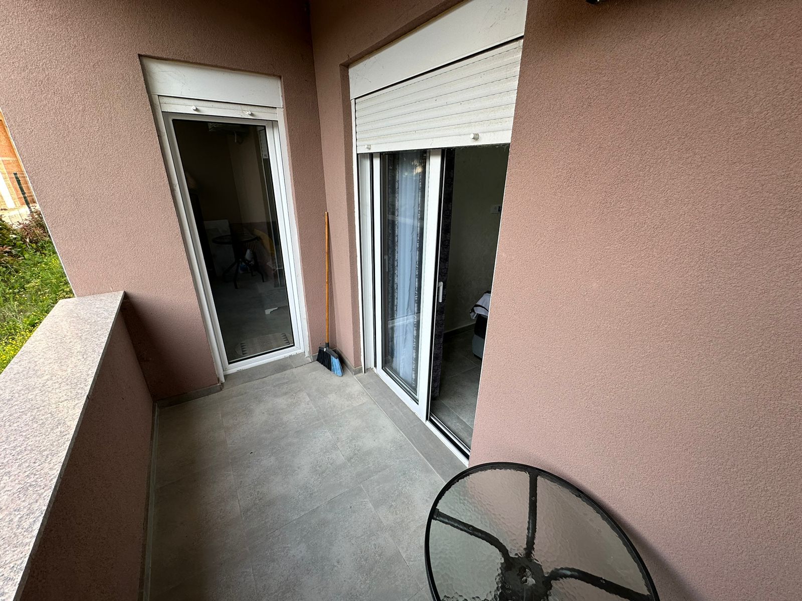 Charming Ulcinj balcony: light gray flooring, open glass doors, lush views&mdash;investment gem by Ekosphere DOO on immobilien.ekosphere.me.