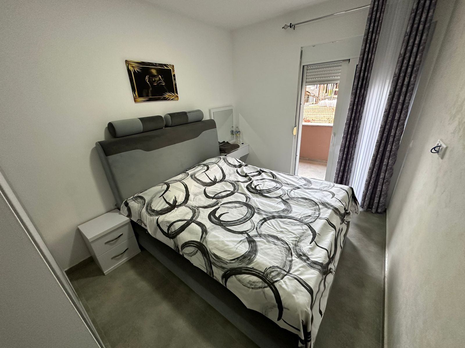 Modern Ulcinj bedroom: double bed, chic d&eacute;cor, balcony access. Ideal Montenegro real estate&mdash;exclusive via immobilien.ekosphere.me by ekosphere doo.