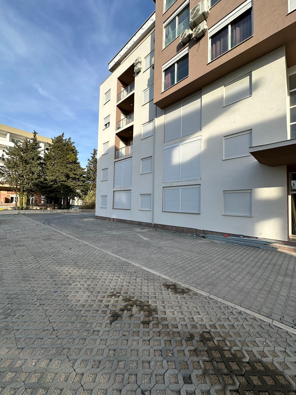 Contemporary multi-story apartment in Ulcinj, Montenegro, with bright facade and elegant courtyard. Exclusive on immobilien.ekosphere.me by Ekosphere DOO.