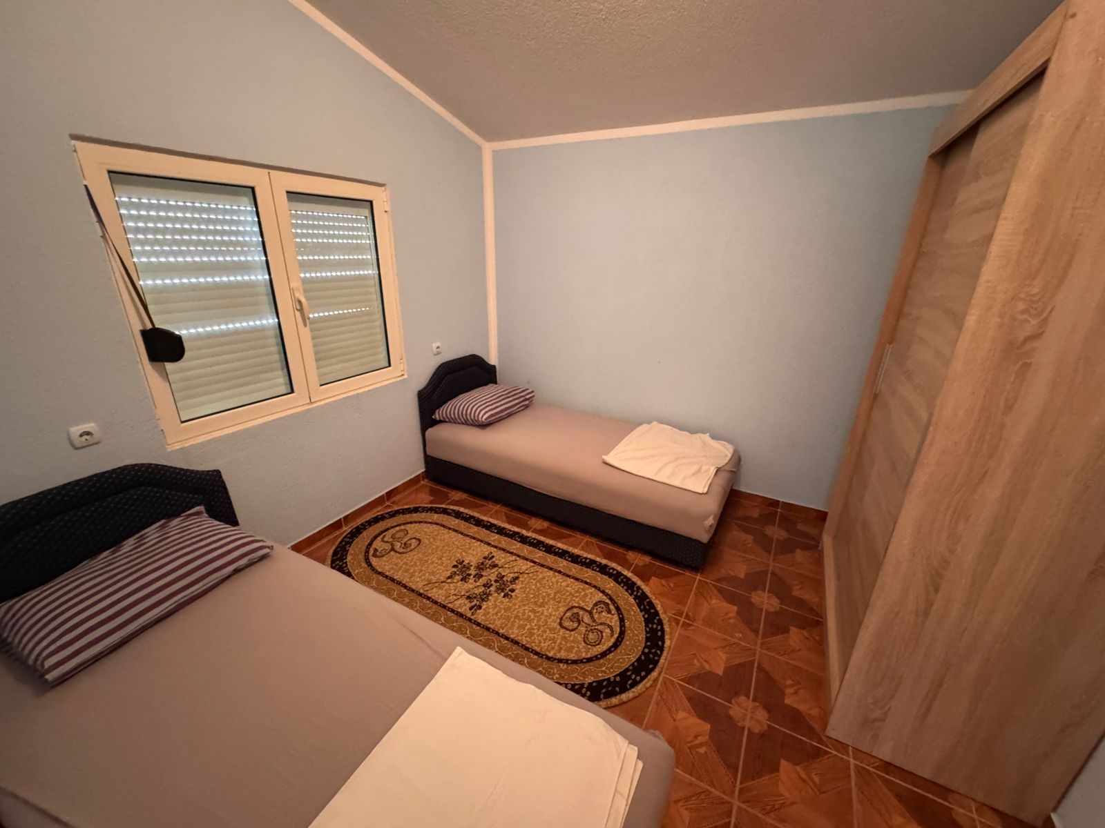 Modern Ulcinj bedroom with 2 single beds, stylish decor, and wardrobe&acirc;ideal Montenegro real estate from Ekosphere d.o.o on immobilien.ekosphere.me.
