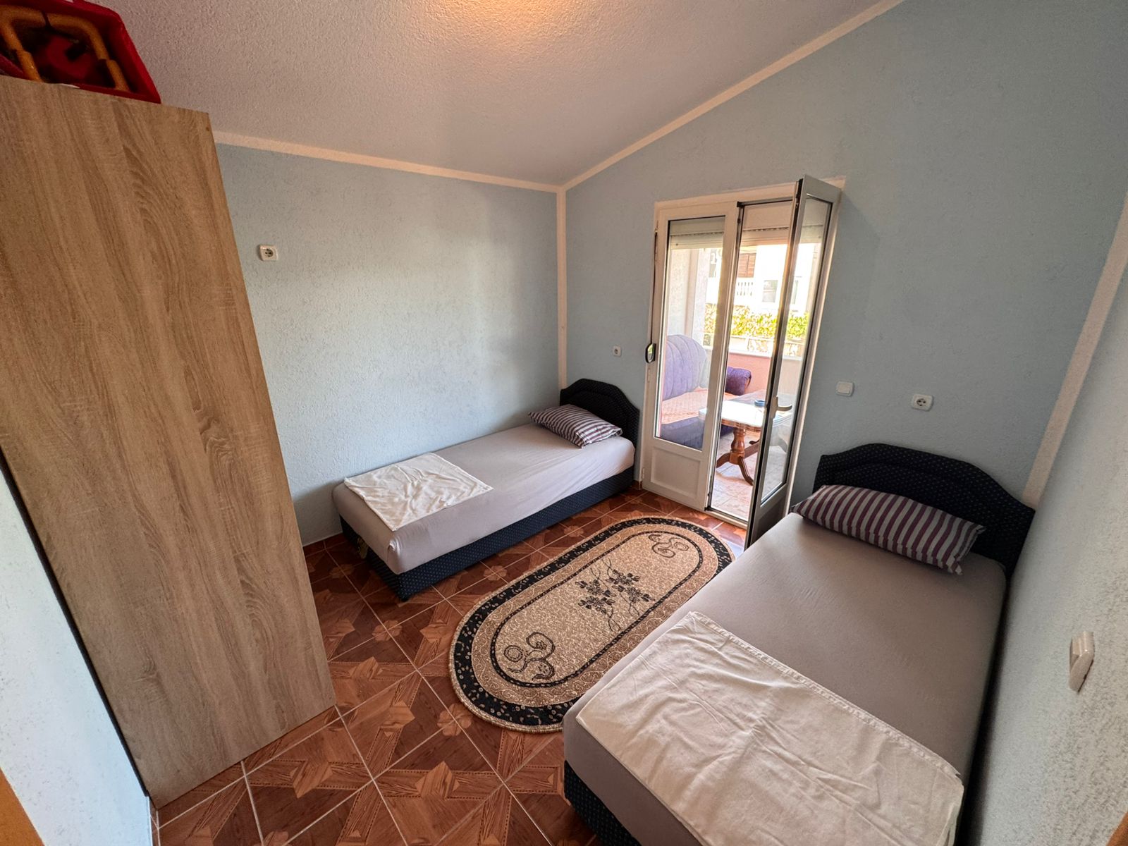 Charming Ulcinj bedroom&acirc;two single beds, modern wardrobe, patio access. Ideal Montenegro investment. Eksphere doo via immobilien.ekosphere.me.