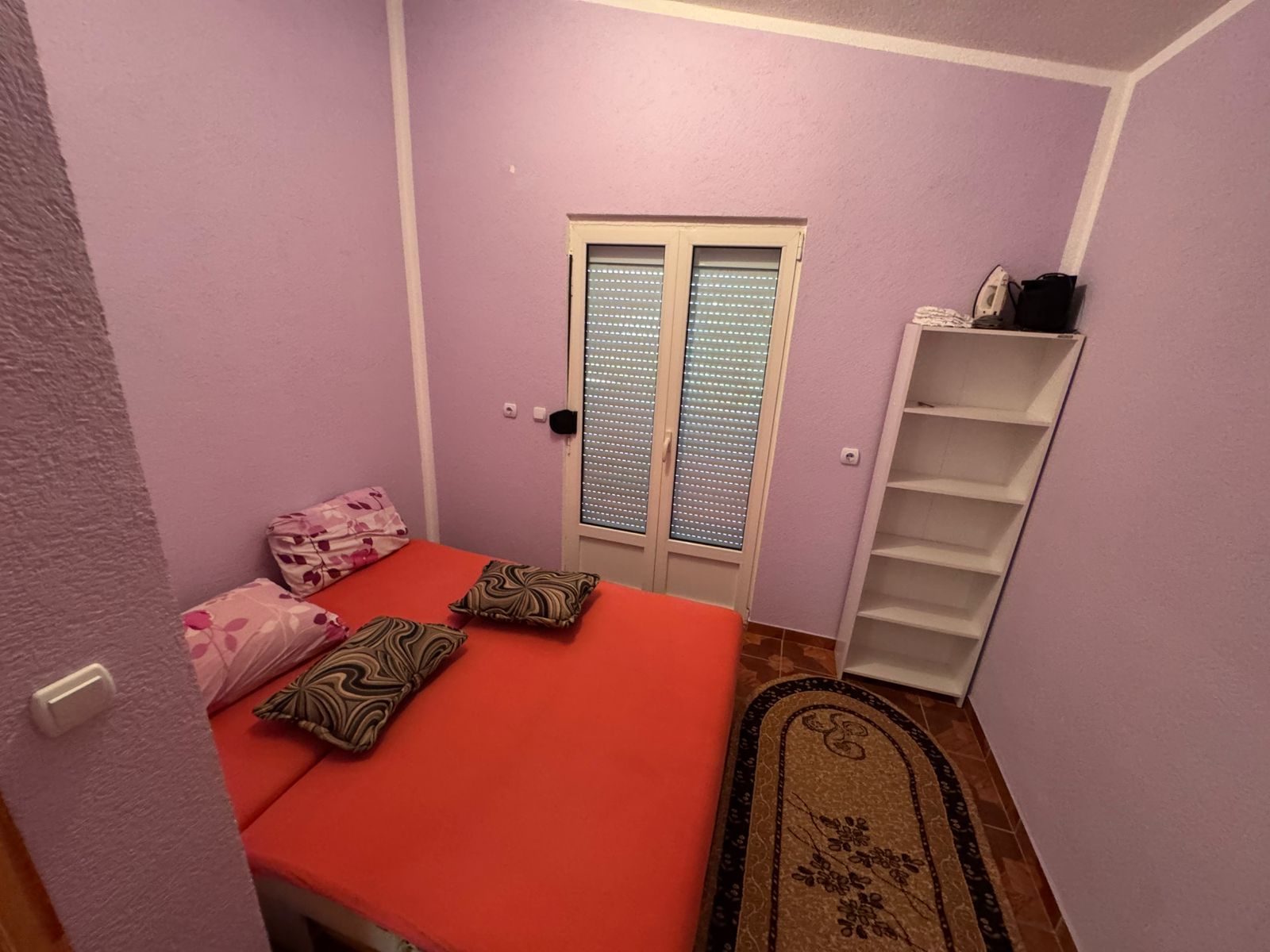 Stylish Ulcinj Montenegro bedroom: chic double bed, vibrant decor, ideal property investment via immobilien.ekosphere.me by ekosphere doo.