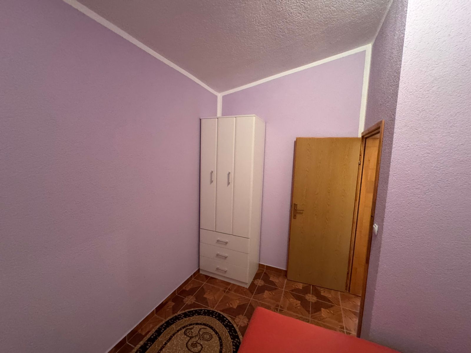 Modern small room in Ulcinj: light purple walls, stylish white wardrobe, tiled floor&acirc;ideal Montenegro property at immobilien.ekosphere.me by ekosphere doo.