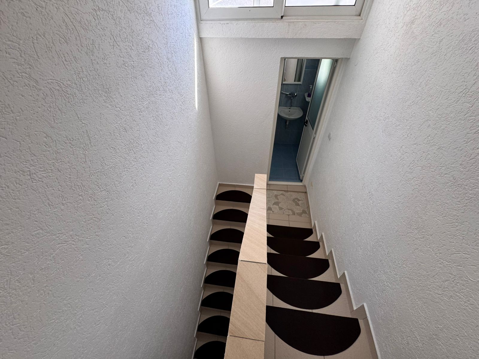 Elegant indoor staircase in a prime Ulcinj property&acirc;beige steps, non-slip mats, bath access&acirc;on immobilien.ekosphere.me by ekosphere doo.