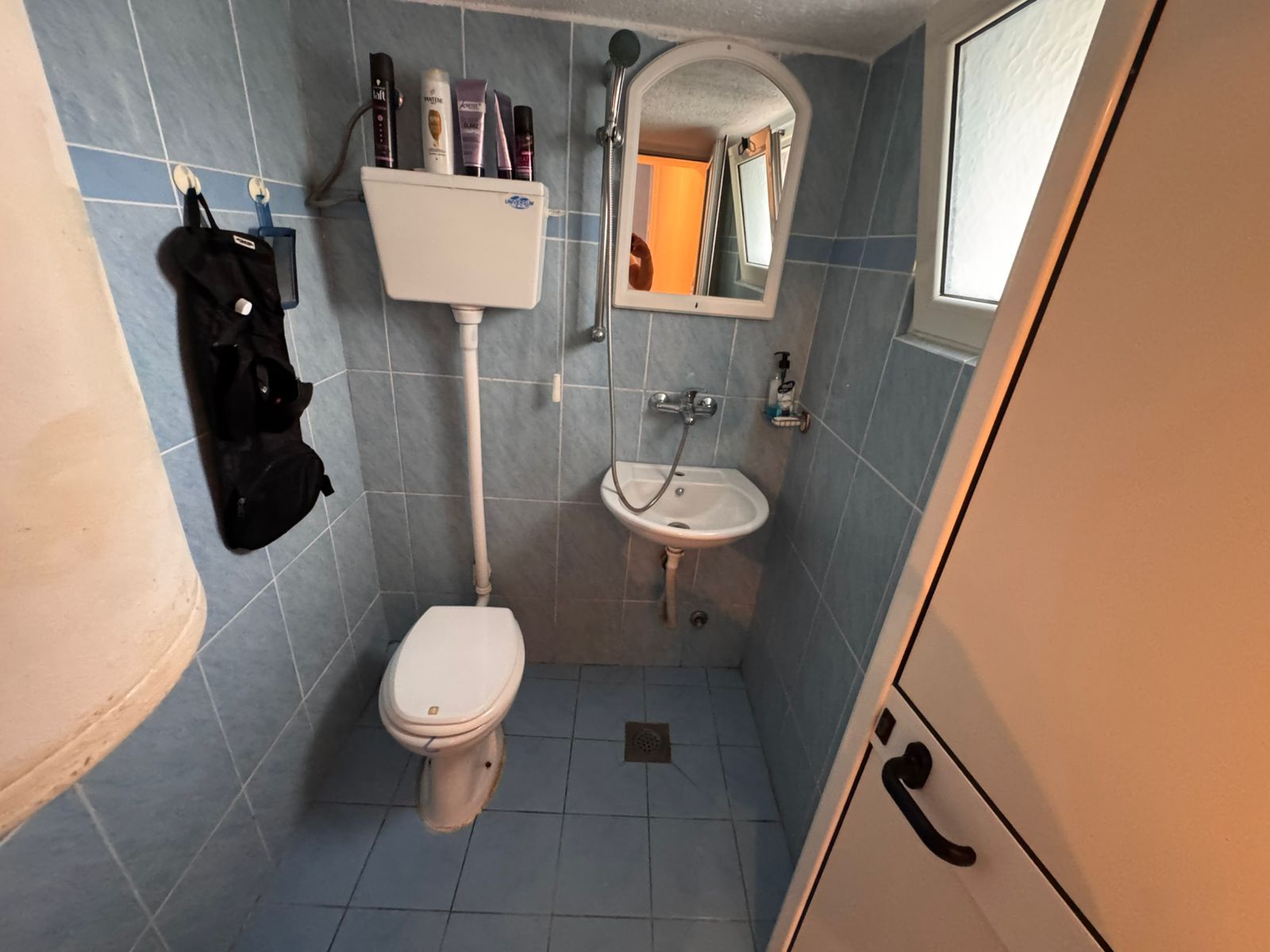Modern blue-tiled bathroom with premium fixtures in Ulcinj, Montenegro&acirc;ideal property investment by ekosphere doo on immobilien.ekosphere.me.