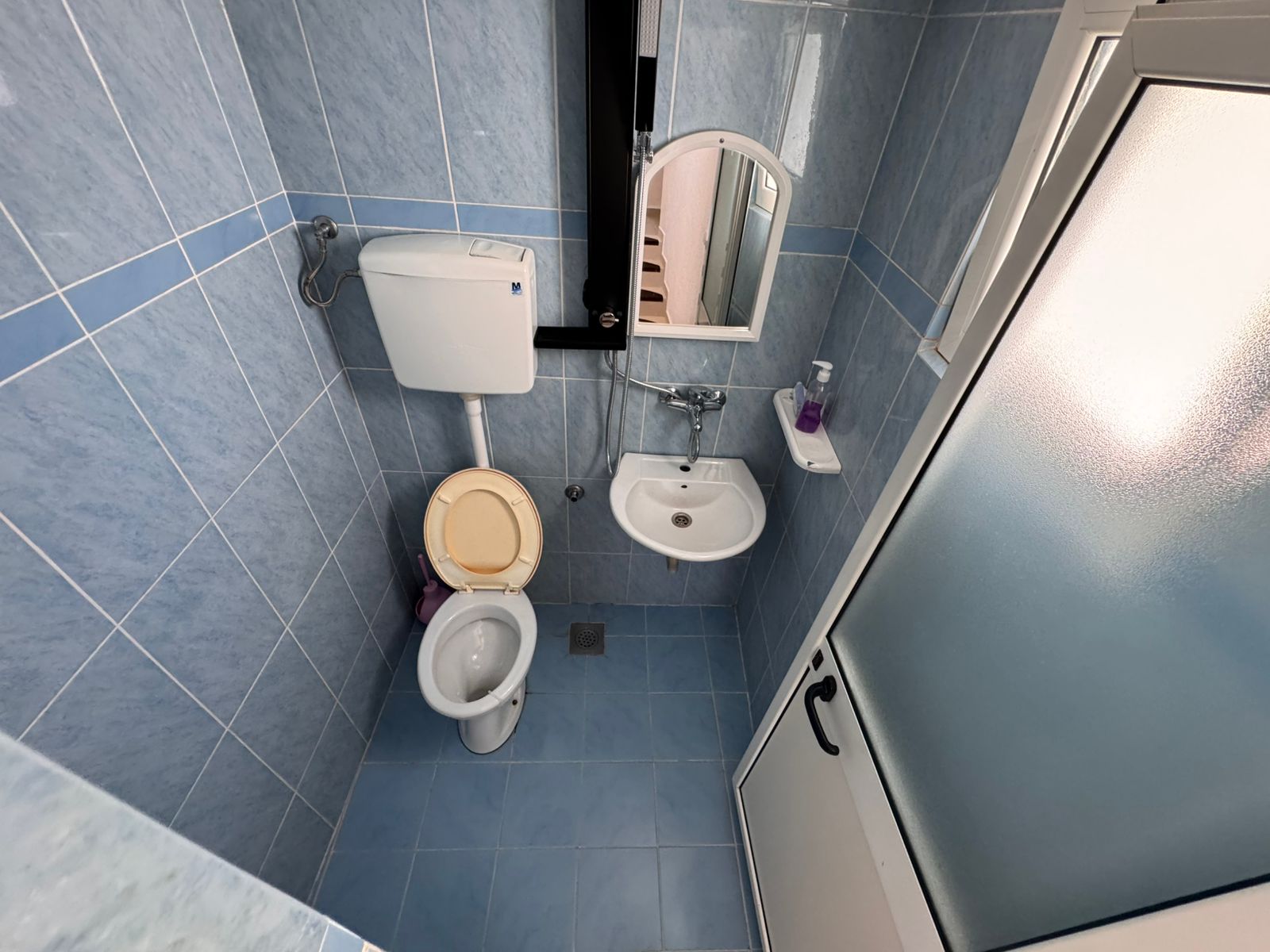 Invest in Ulcinj! Modern blue-tiled bathroom with eco shower, quality fixtures. An ekosphere doo project on immobilien.ekosphere.me.