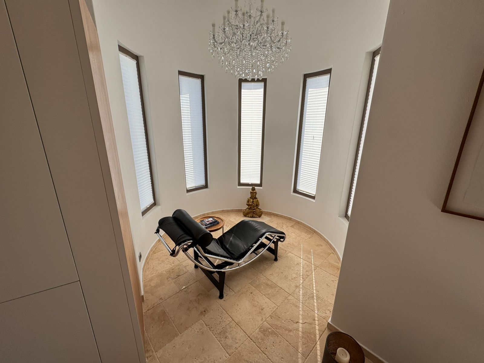 Experience modern luxury in Ulcinj: stylish lounge, gold Buddha, tall windows, crystal chandelier&mdash;exclusive on immobilien.ekosphere.me.