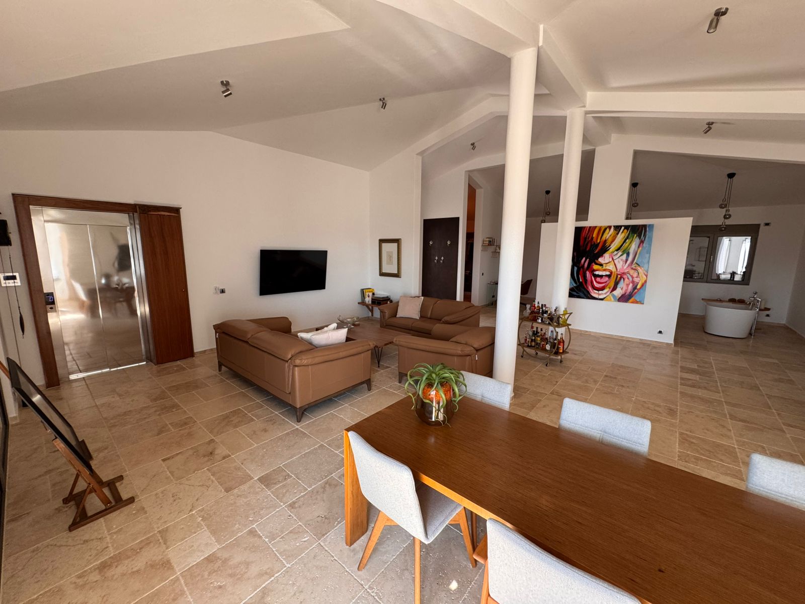 Elegant Ulcinj apartment for sale: bright open-plan living, luxury finishes, ideal investment. Listed by immobilien.ekosphere.me/ekosphere doo.