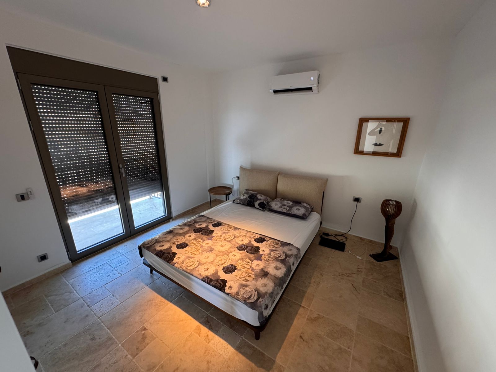 Modern Ulcinj bedroom with double bed, AC, bright window, stylish decor&mdash;prime investment on immobilien.ekosphere.me by Ekosphere doo.