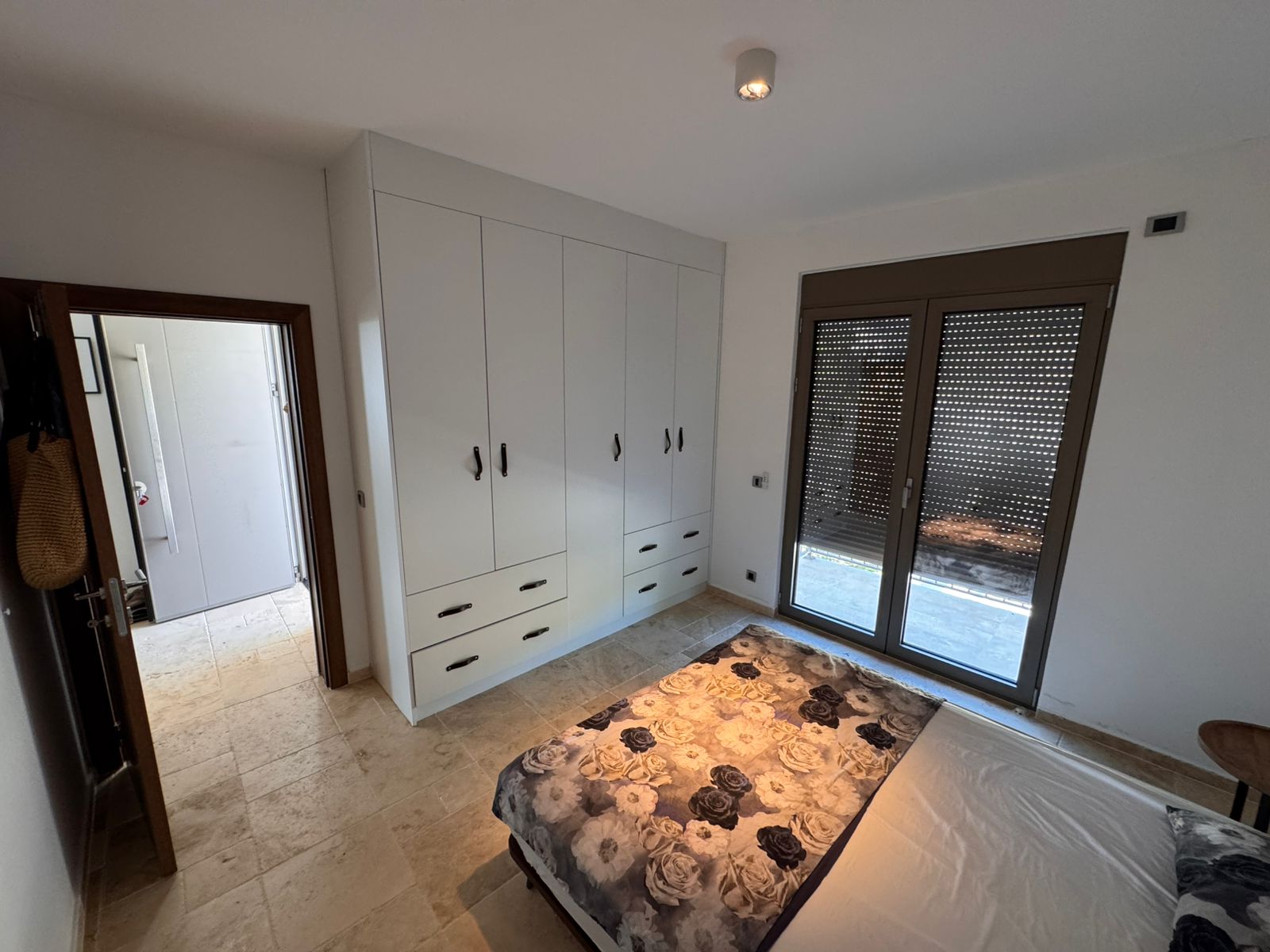 Modern bedroom for sale in Ulcinj, Montenegro: spacious, bright, with built-in wardrobes and terrace doors. Montenegro-listings.me by Ekosphere.