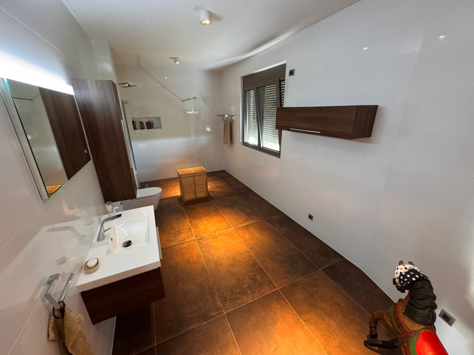 Elegant bathroom in Ulcinj Montenegro property: double sink, walk-in shower, premium finishes. Invest via immobilien.ekosphere.me by ekosphere doo.