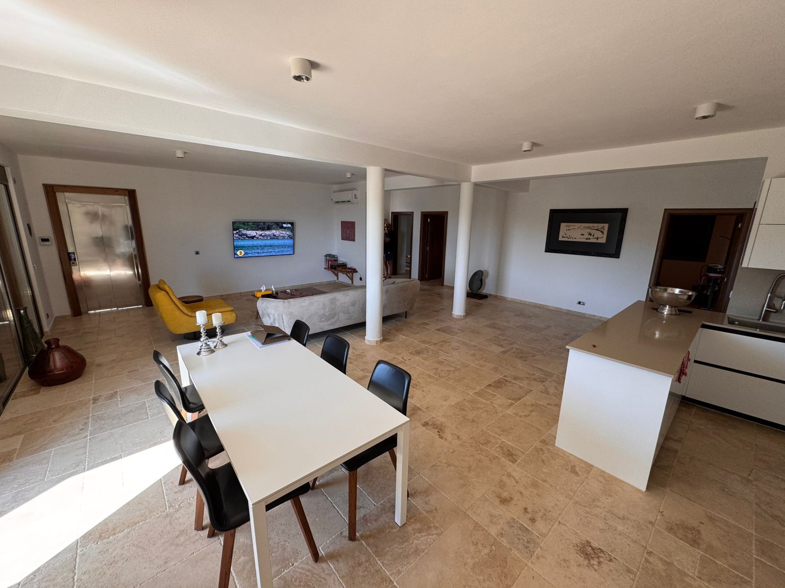 Luxury open-plan living in Ulcinj, Montenegro&mdash;modern flooring, dining for six, kitchen island; exclusive at immobilien.ekosphere.me by ekosphere doo.