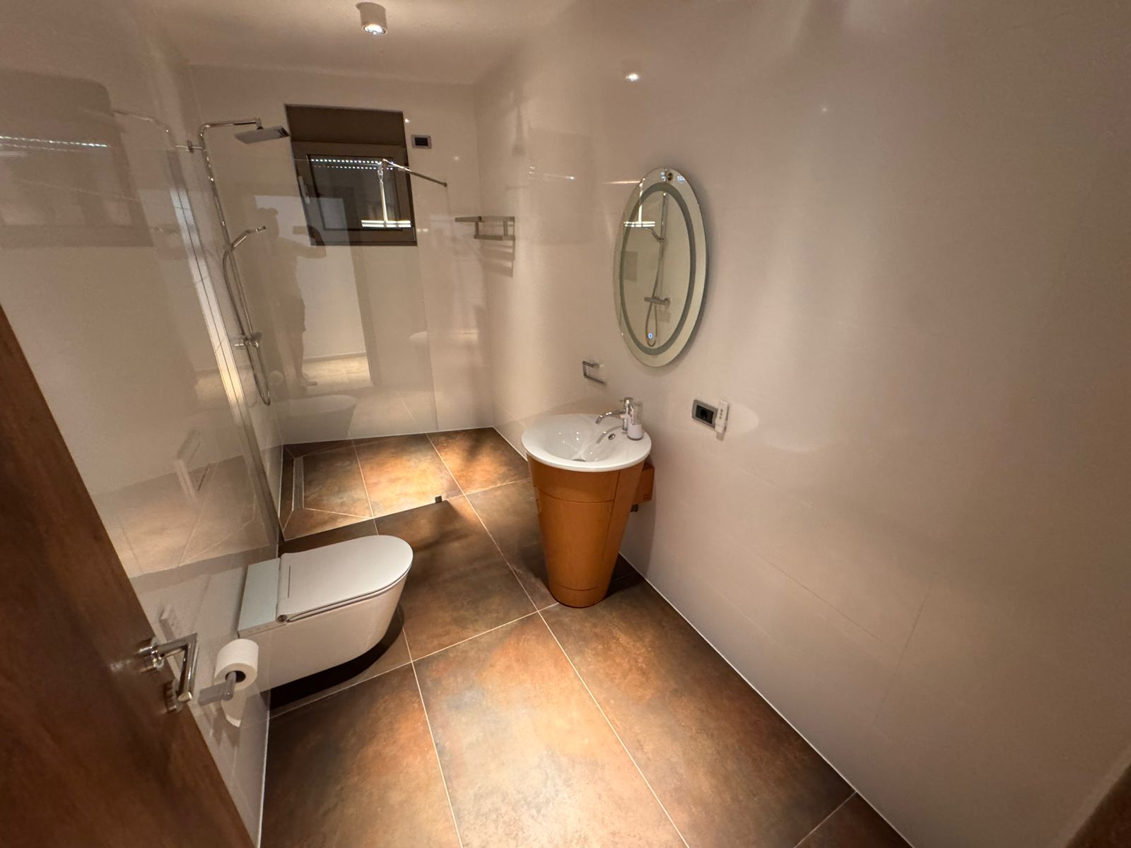 Luxury modern bathroom in Ulcinj by Ekosphere; sleek tiles, premium fixtures&mdash;exclusive listing on immobilien.ekosphere.me.