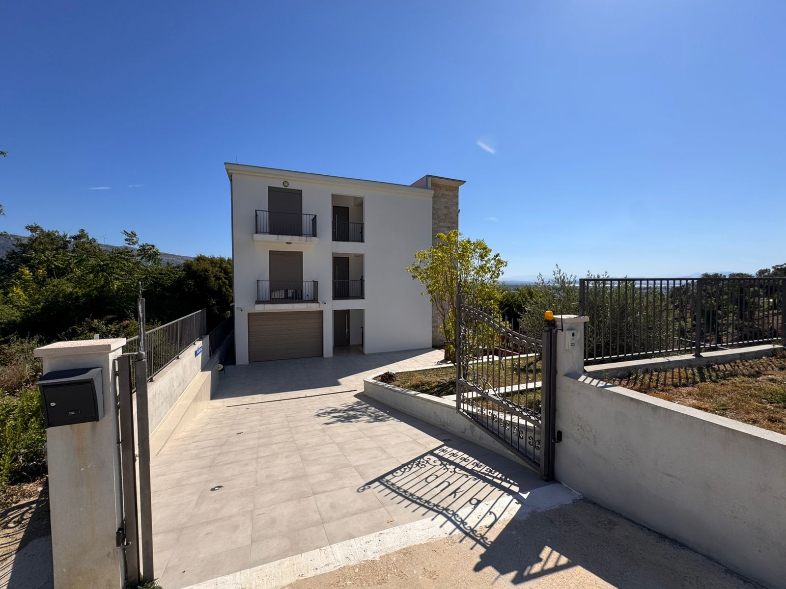 Modern 3-story house with balconies, garage & lush greenery in Ulcinj&mdash;prime investment on immobilien.ekosphere.me by ekosphere doo.
