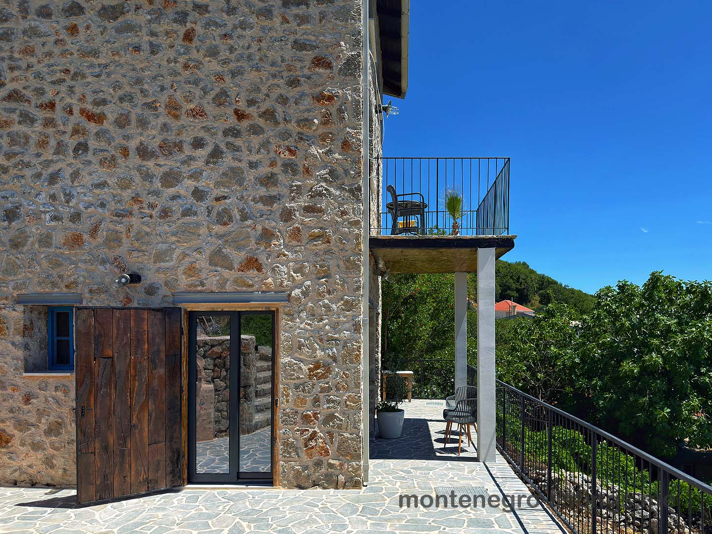 Charming stone home in Ulcinj with a scenic balcony, ideal for real estate investment. Listed on immobilien.ekosphere.me by ekosphere doo.