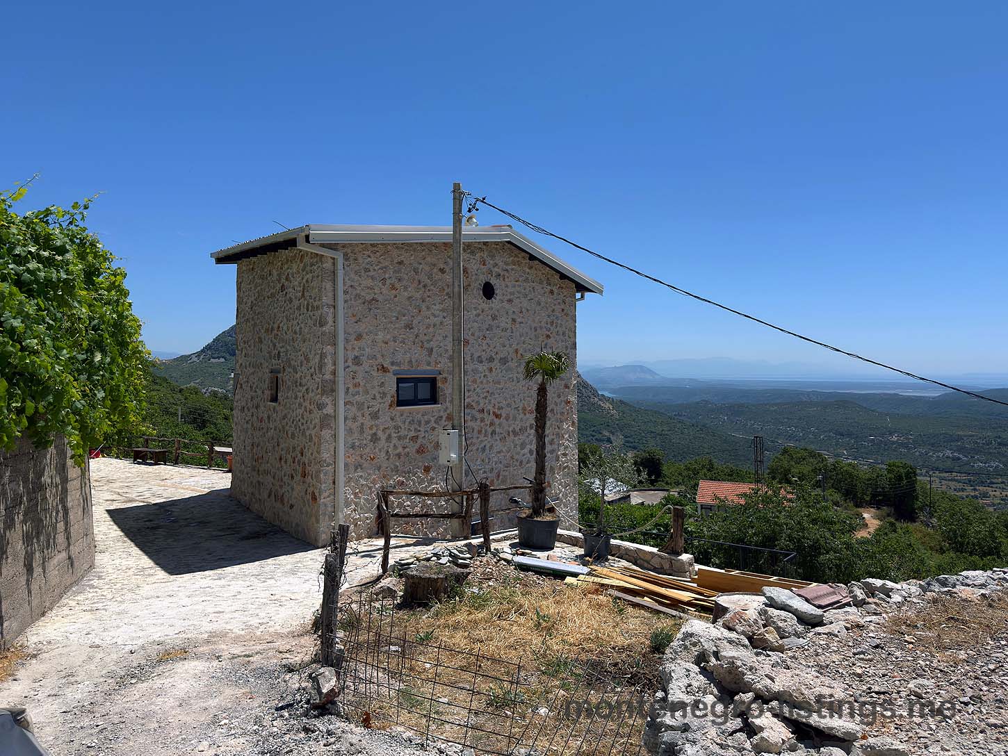 Discover this charming stone house with a white roof, lush views, and prime Ulcinj location&mdash;an Ekosphere doo gem on immobilien.ekosphere.me.