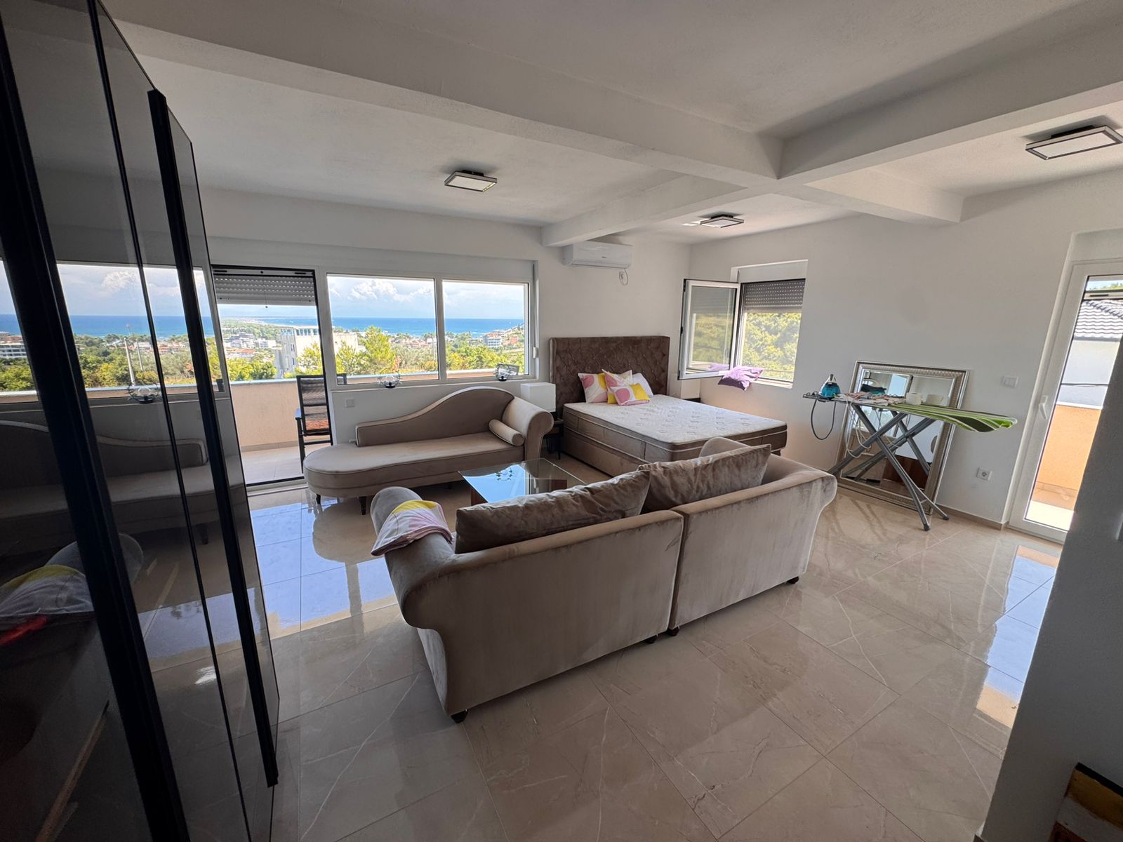 Listings for Rent in Ulcinj: Bright, modern room in Ulcinj, Montenegro with large windows, elegant furnishings&mdash;ideal investment. Discover more at immobilien.ekosphere.me by ekosphere doo.