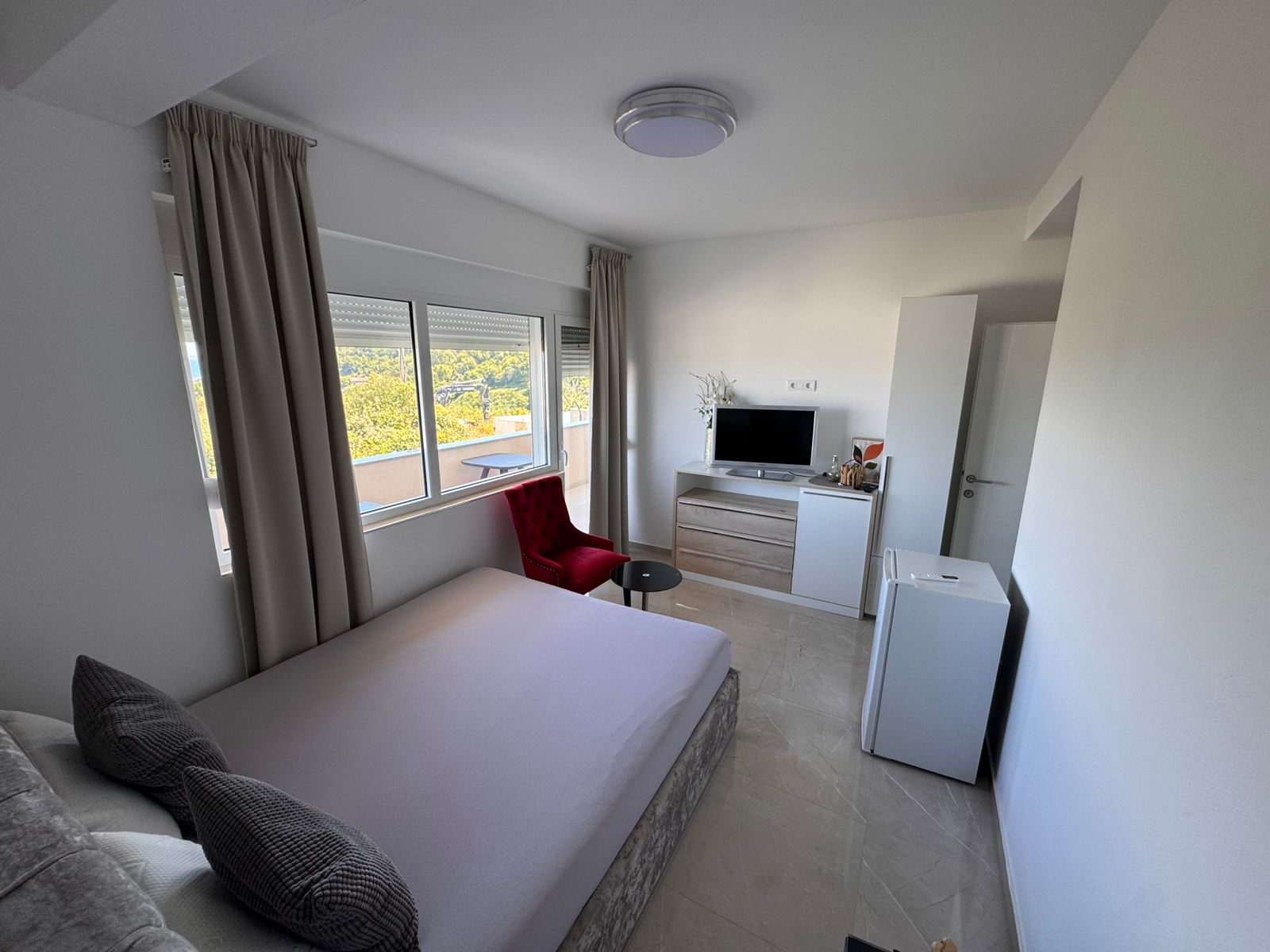 Modern Ulcinj bedroom with stylish furnishings, greenery views, and investment appeal&mdash;exclusive on immobilien.ekosphere.me, by ekosphere doo.