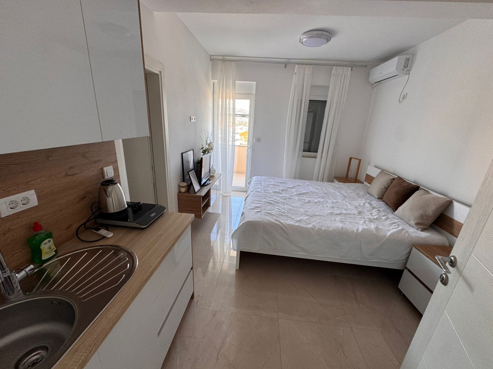 Modern studio in Ulcinj, Montenegro with balcony, kitchenette, and bright interiors&mdash;a prime property on immobilien.ekosphere.me by ekosphere doo.
