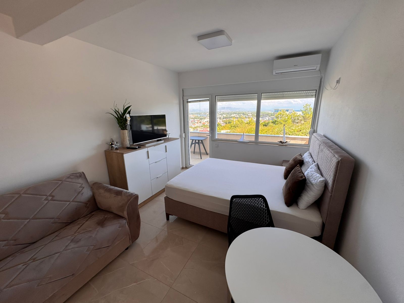 Modernes Schlafzimmer in Ulcinj mit Doppelbett, Couch, TV, Balkon, atemberaubender Aussicht; Top-Immobilie von immobilien.ekosphere.me (ekosphere doo).