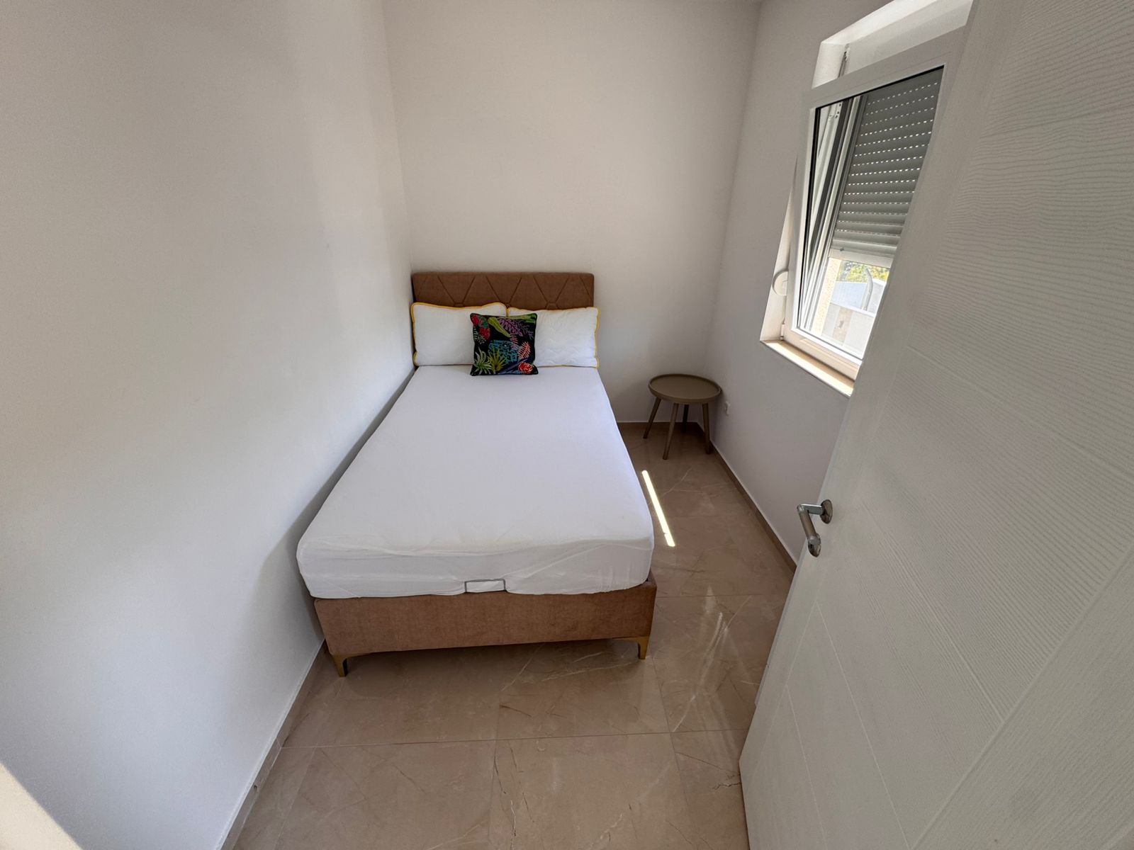 Chic Ulcinj apartment for sale with single bed, modern decor, and sunlit window&mdash;exclusive at immobilien.ekosphere.me by ekosphere doo.