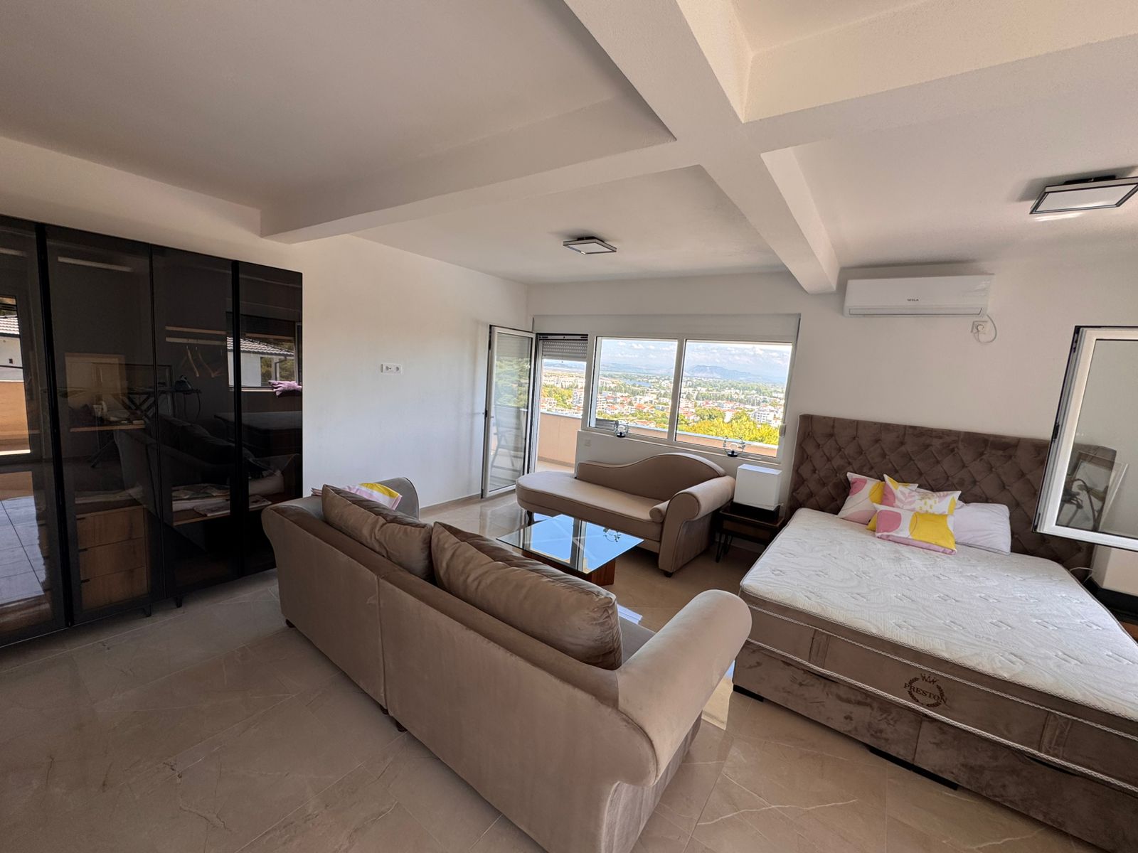 Luxurious open-plan Ulcinj apartment with city views, modern furnishings, ideal investment&mdash;exclusive on immobilien.ekosphere.me by ekosphere doo.