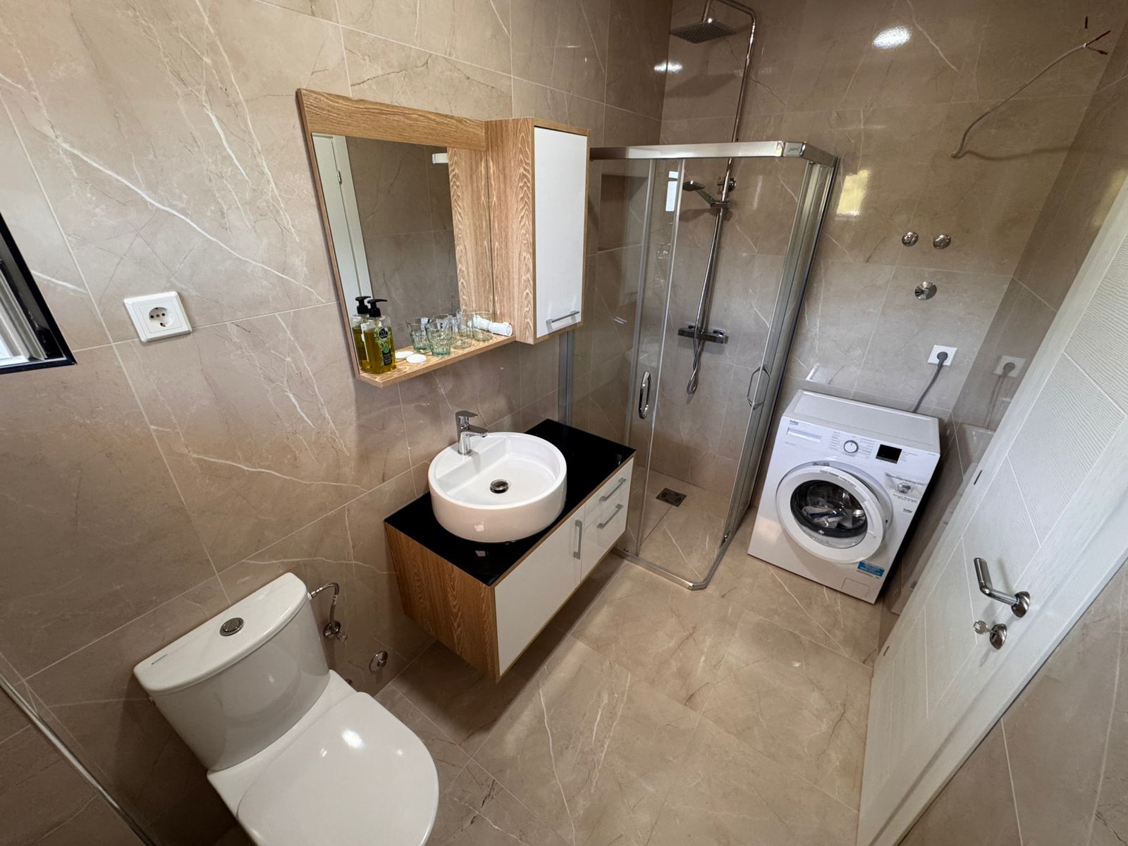 Elegant modern bathroom in Ulcinj with premium fixtures&mdash;ideal Montenegro real estate by Ekosphere, exclusive on immobilien.ekosphere.me.