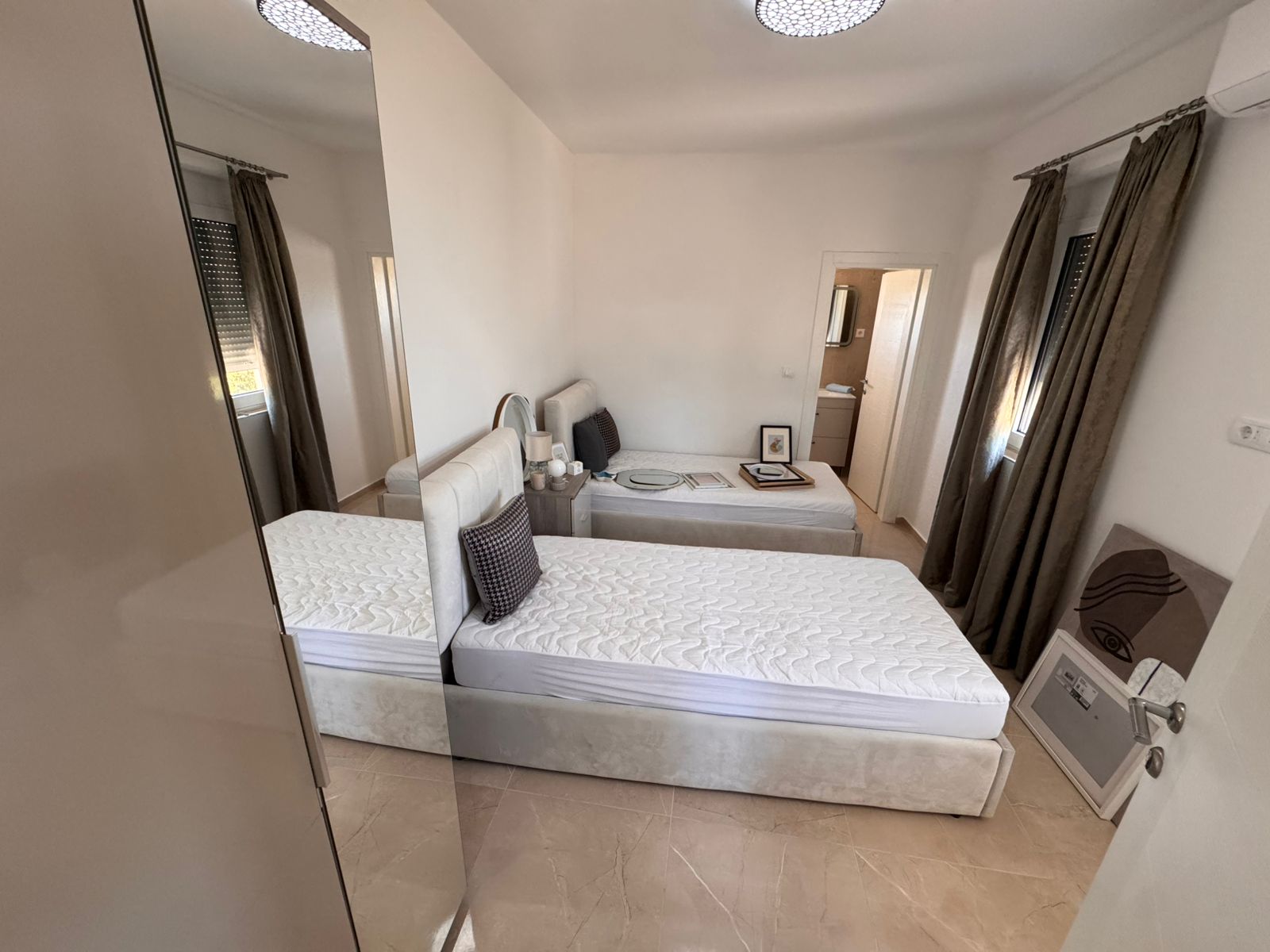 Contemporary Ulcinj apartment: 2 single beds, quality finishes, ensuite bath. Invest in Ekosphere DOO via immobilien.ekosphere.me.