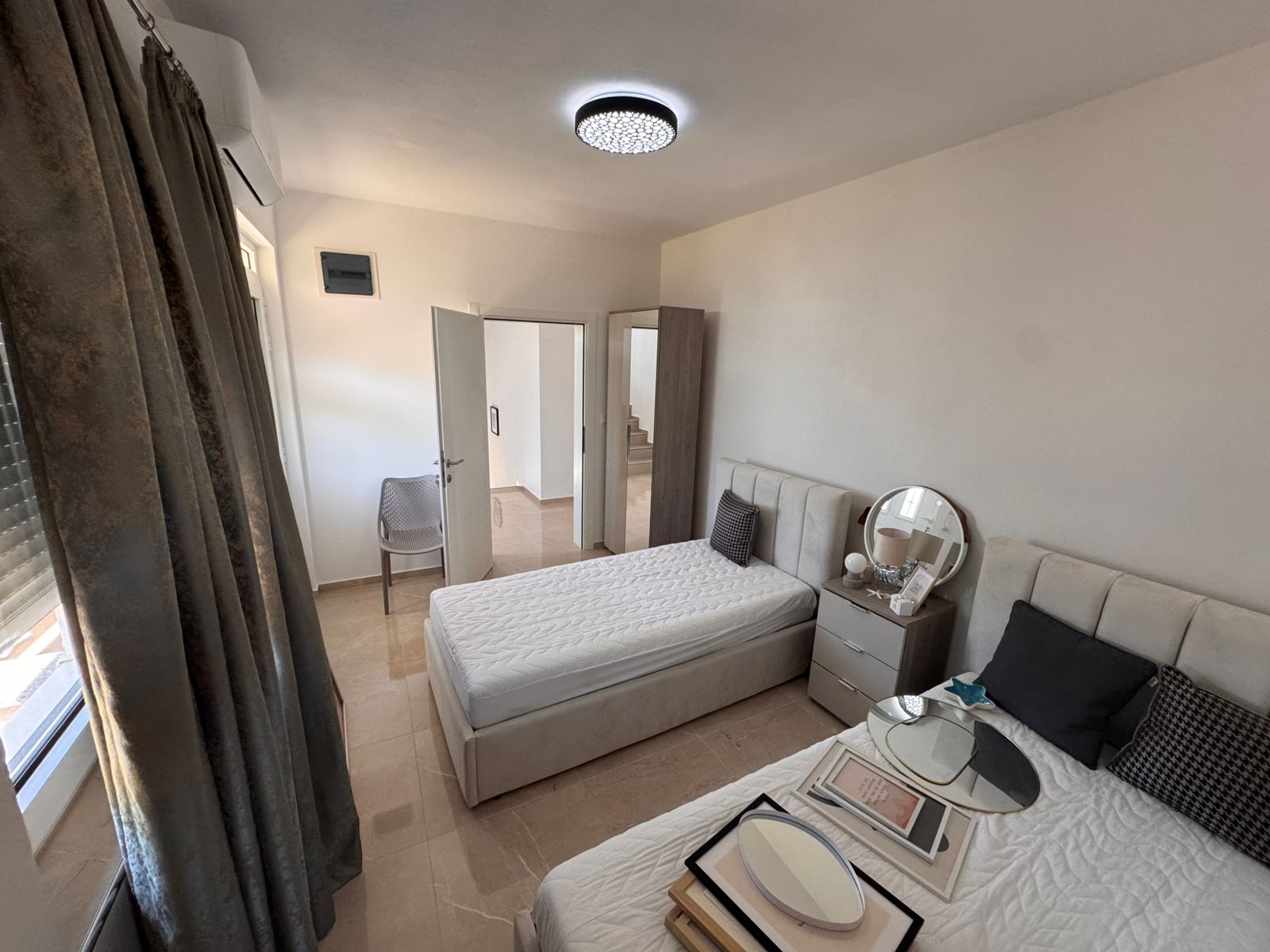 Modern Ulcinj bedroom&mdash;2 single beds, stylish d&eacute;cor, ideal Montenegro real estate investment. Exclusive by immobilien.ekosphere.me/Ekosphere.