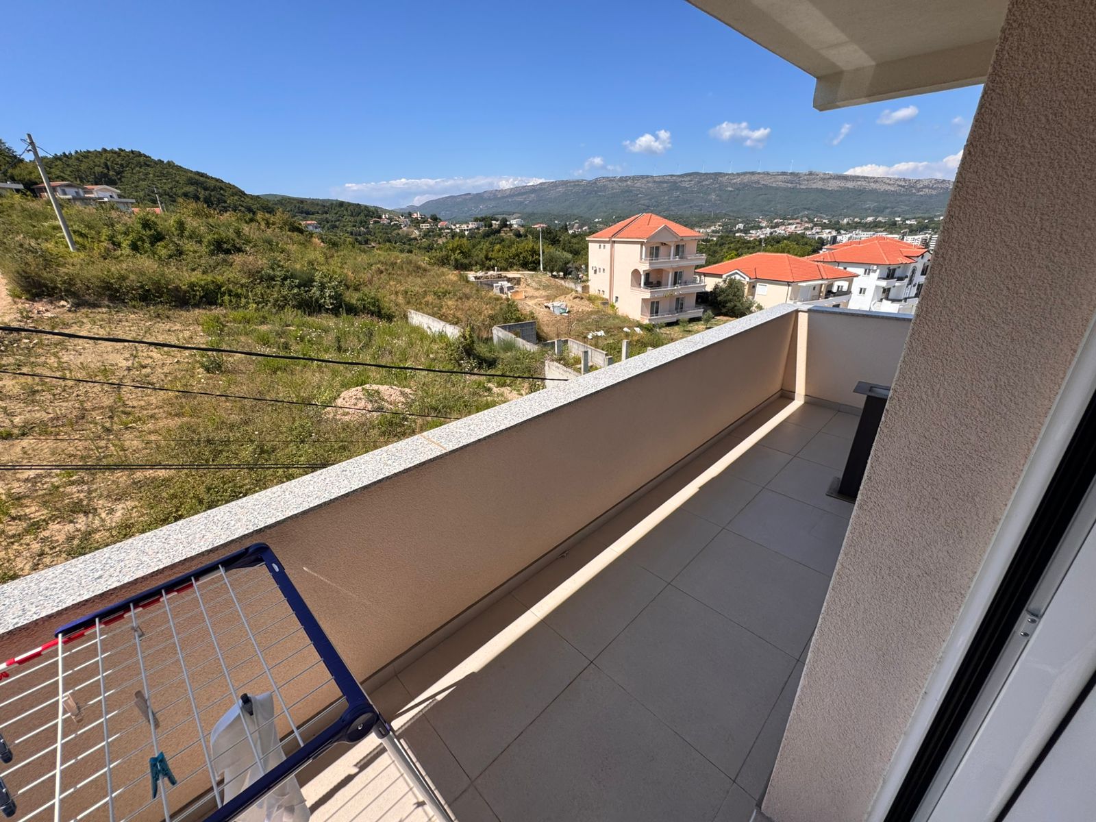 Spacious tiled balcony with panoramic Ulcinj views, ideal for investment. Exclusive listing by immobilien.ekosphere.me, Ekosphere doo.