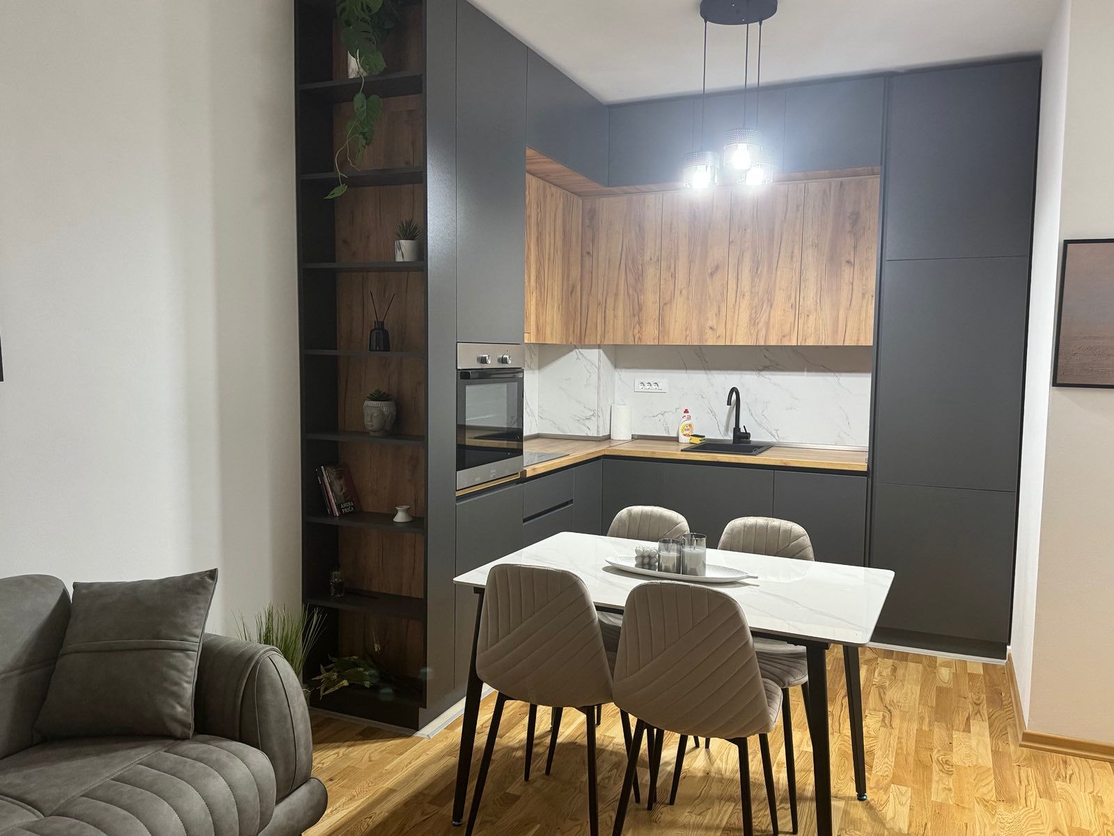 Atemberaubende Immobilie in Ulcinj mit moderner K&uuml;che, Marmor-Spritzschutz und stilvollem Wohnbereich &ndash; exklusiv auf immobilien.ekosphere.me.